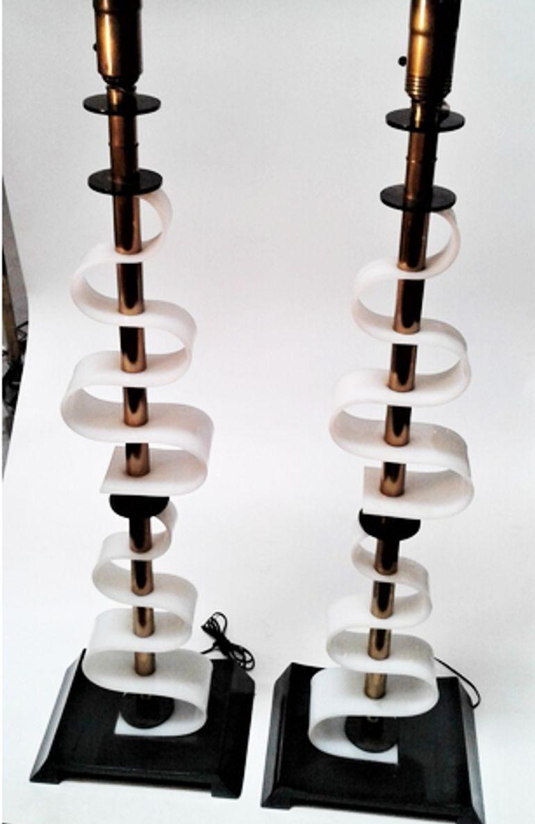 Lampada da terra scultorea in acrilico del Medioevo di Moss Lighting In condizioni ottime in vendita a Van Nuys, CA