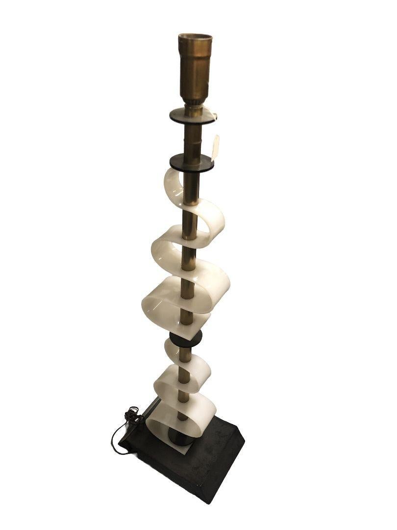 Moss Lamp Co. ha realizzato in California, a partire dagli anni '50, squisite lampade da terra in acrilico, caratterizzate da intricati motivi a scorrimento. Questi pezzi vintage sono in ottime condizioni di funzionamento, perfetti per illuminare