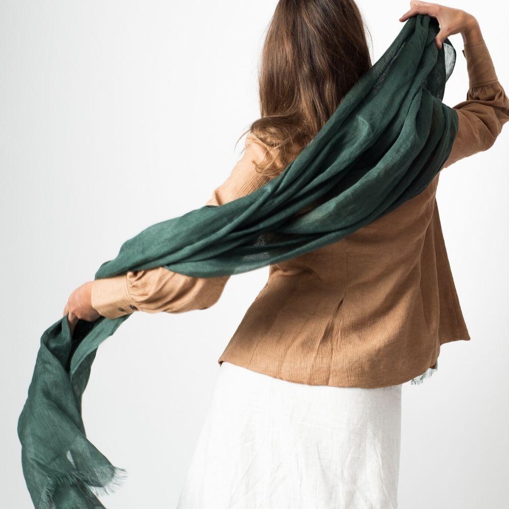 Écharpe artisanale classique tissée à la main Moss Linen en vente 3