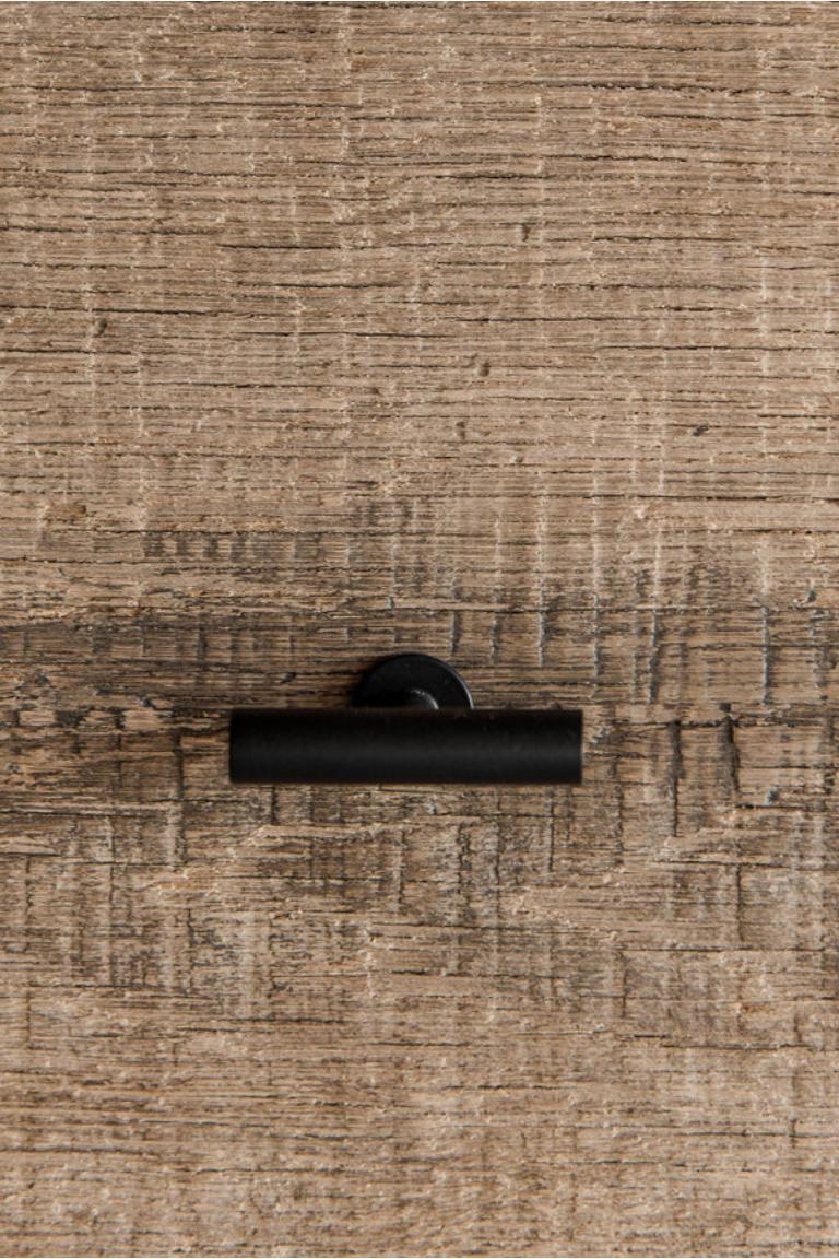 Diese Kommode wird in Los Angeles maßgefertigt. Industriegehäuse aus Stahl werden auf die richtige Größe zugeschnitten und auf einem Untergrund befestigt. Das Holz wird auf die richtige Größe zugeschnitten und mit der Schubladenfront verbunden. Vier