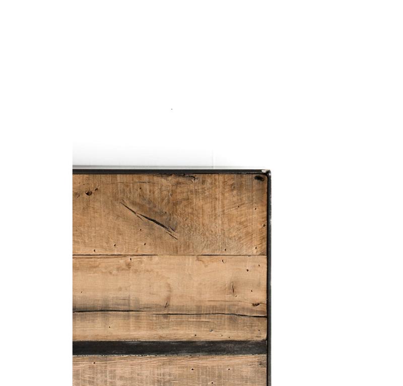 Das Mossam Plattformbett ist aus aufgearbeitetem Hartholz gefertigt und mit Stahlverkleidungen akzentuiert, wodurch es eine Mischung aus rustikalem und modernem Design darstellt. Das wiederverwertete Holz, das aus der Architektur der Vereinigten