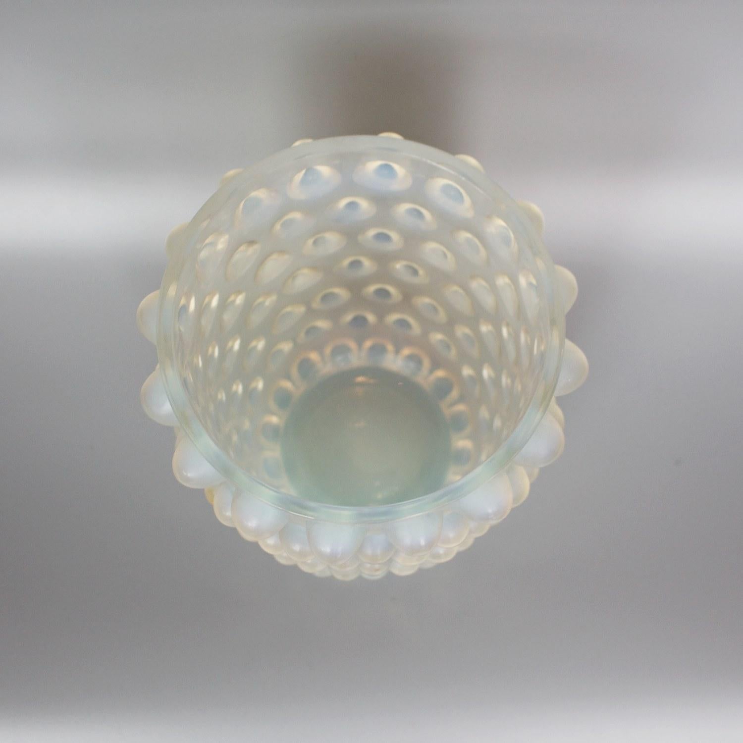 'Mossi' an Art Deco Opalescent Glass Vase by René Lalique, circa 1933 In Good Condition In Forest Row, East Sussex
