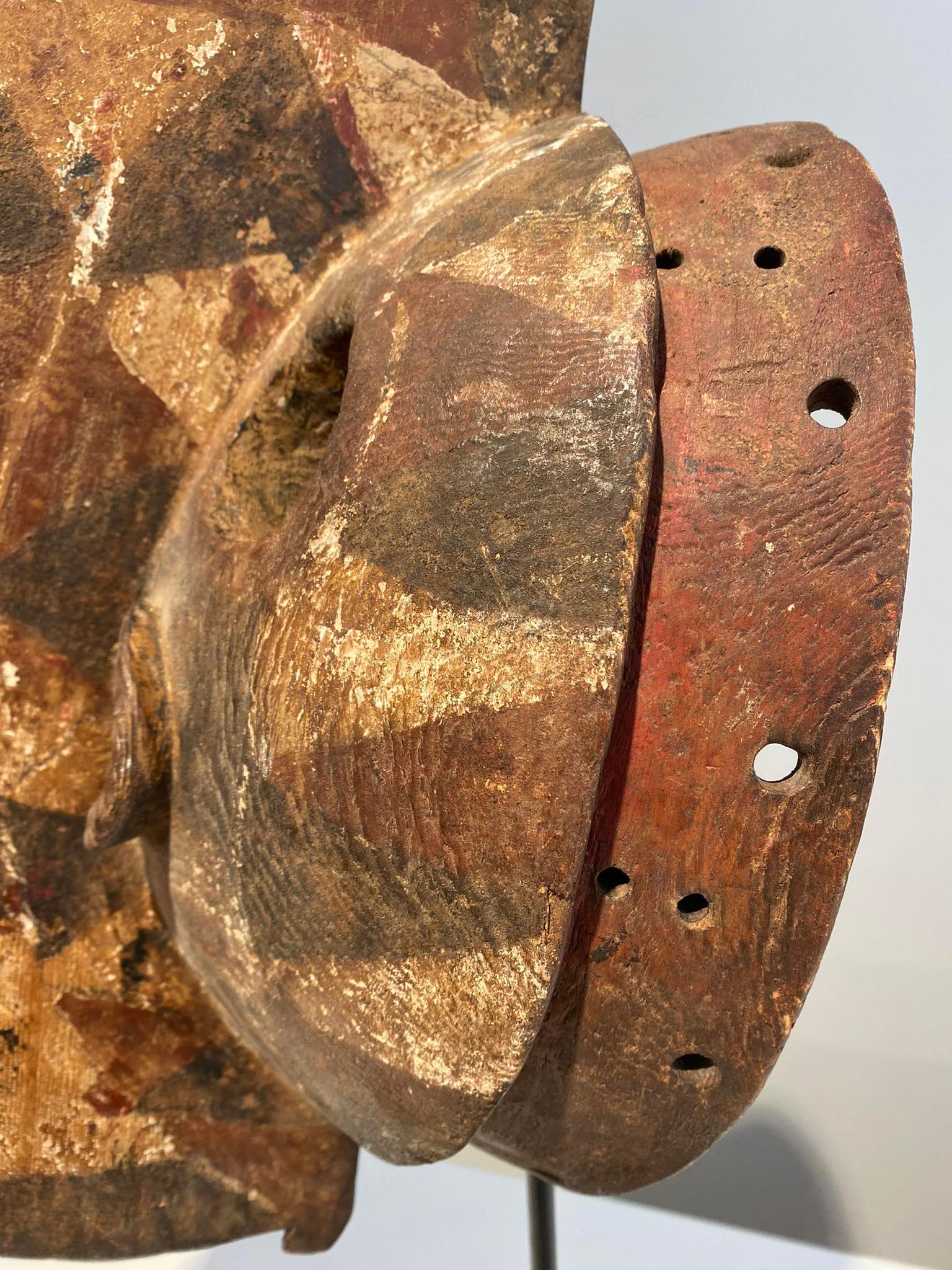 Bellissima maschera autentica del popolo Mossi Burkina-faso Inizio/metà del XX secolo / Arte africana
Lunghezza: 35 cm
Bella patina d'uso (vedi foto dettagliate)
Una maschera di qualità museale della tribù dei Mossi

Nota: nel centro nord del paese