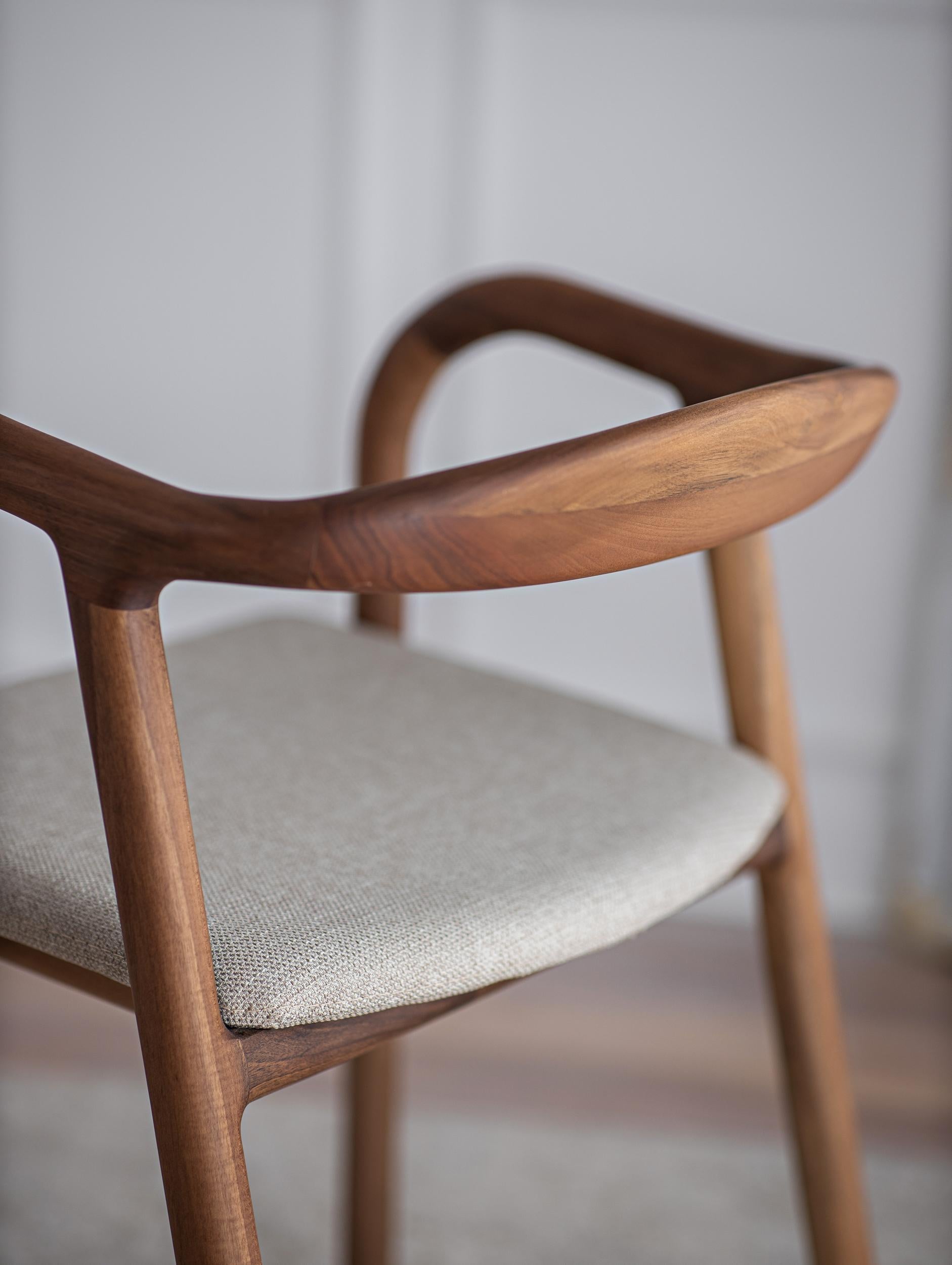 Mosso-Stuhl aus Massivholz in Nussbaumholz von Charlie Pommier (Skandinavische Moderne) im Angebot