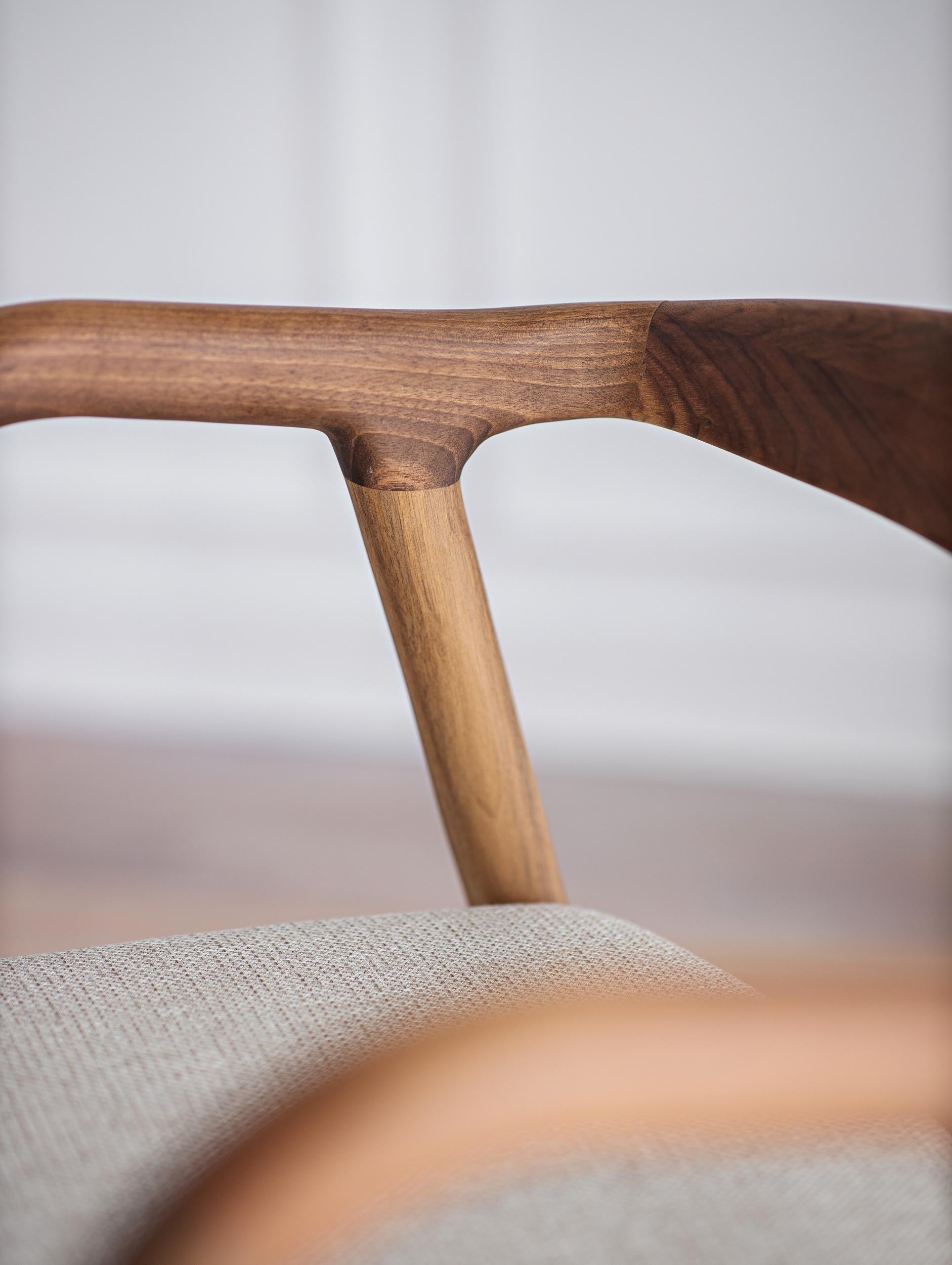 Mosso-Stuhl aus Massivholz in Nussbaumholz von Charlie Pommier (Handgefertigt) im Angebot
