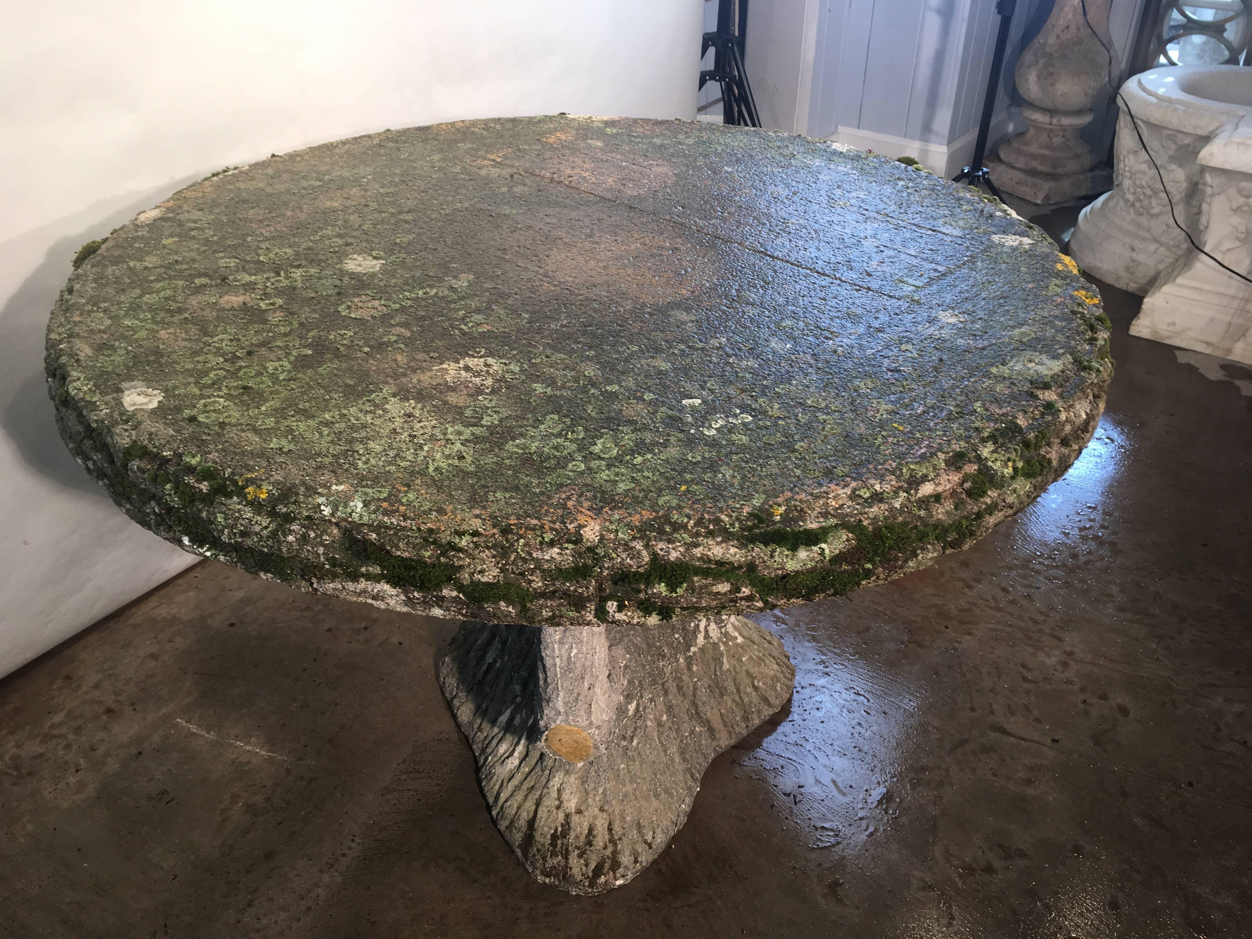 Mossy French Round Faux Bois Dining Table In Excellent Condition For Sale In Woodbury, CT