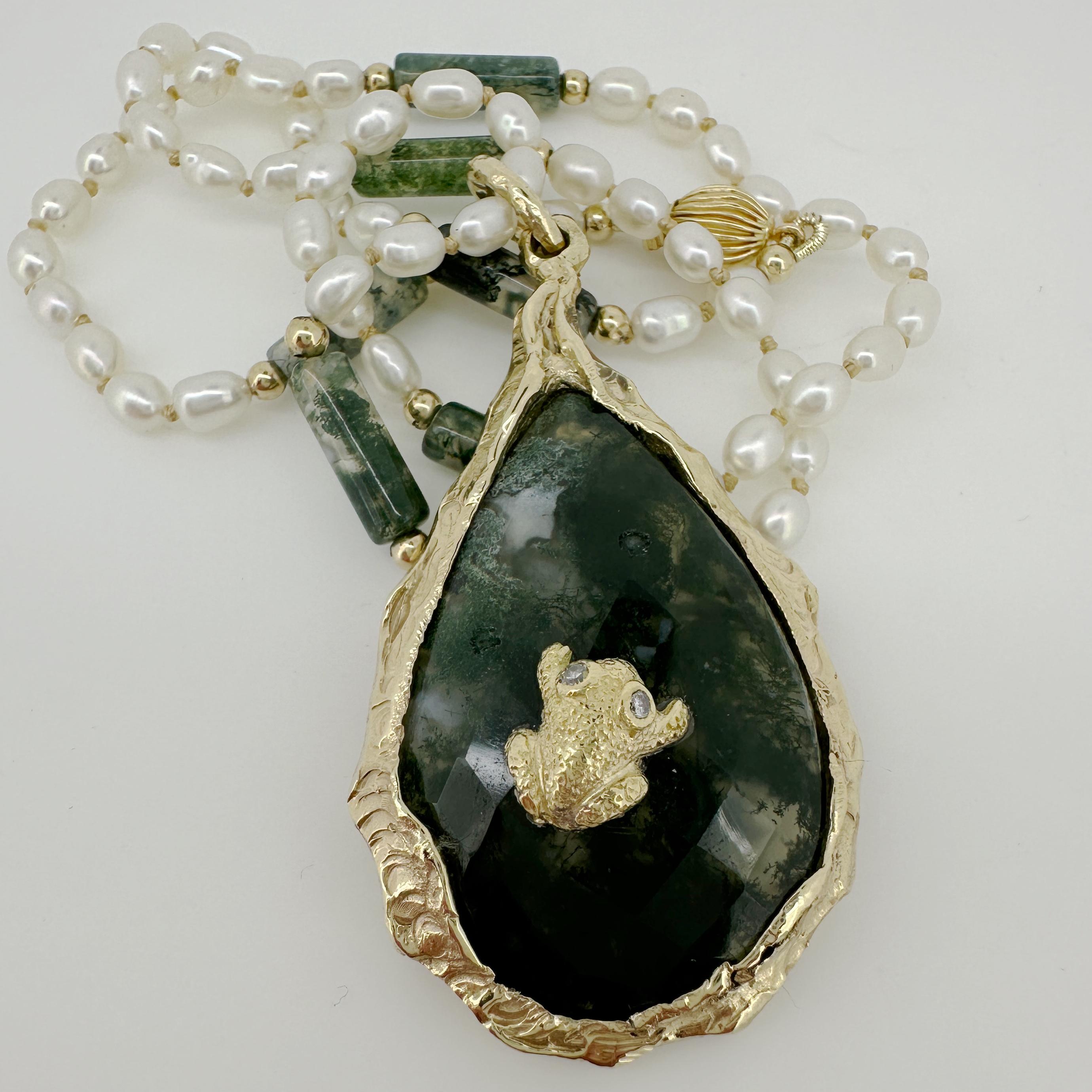 Pendentif larme « Mossy » en or jaune avec grenouille minuscule sur agate mousse en vente 6