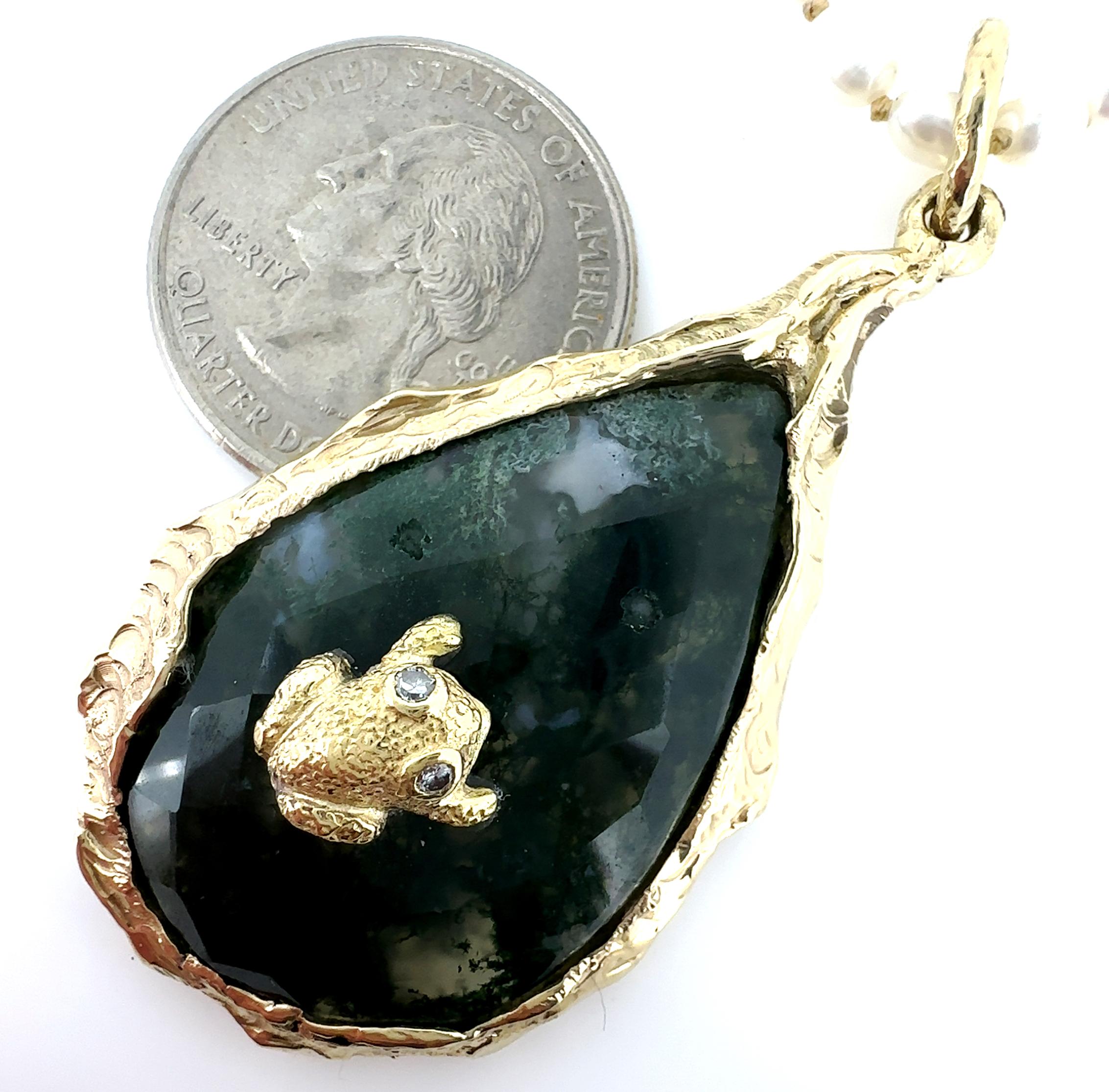 Pendentif larme « Mossy » en or jaune avec grenouille minuscule sur agate mousse  en vente 7