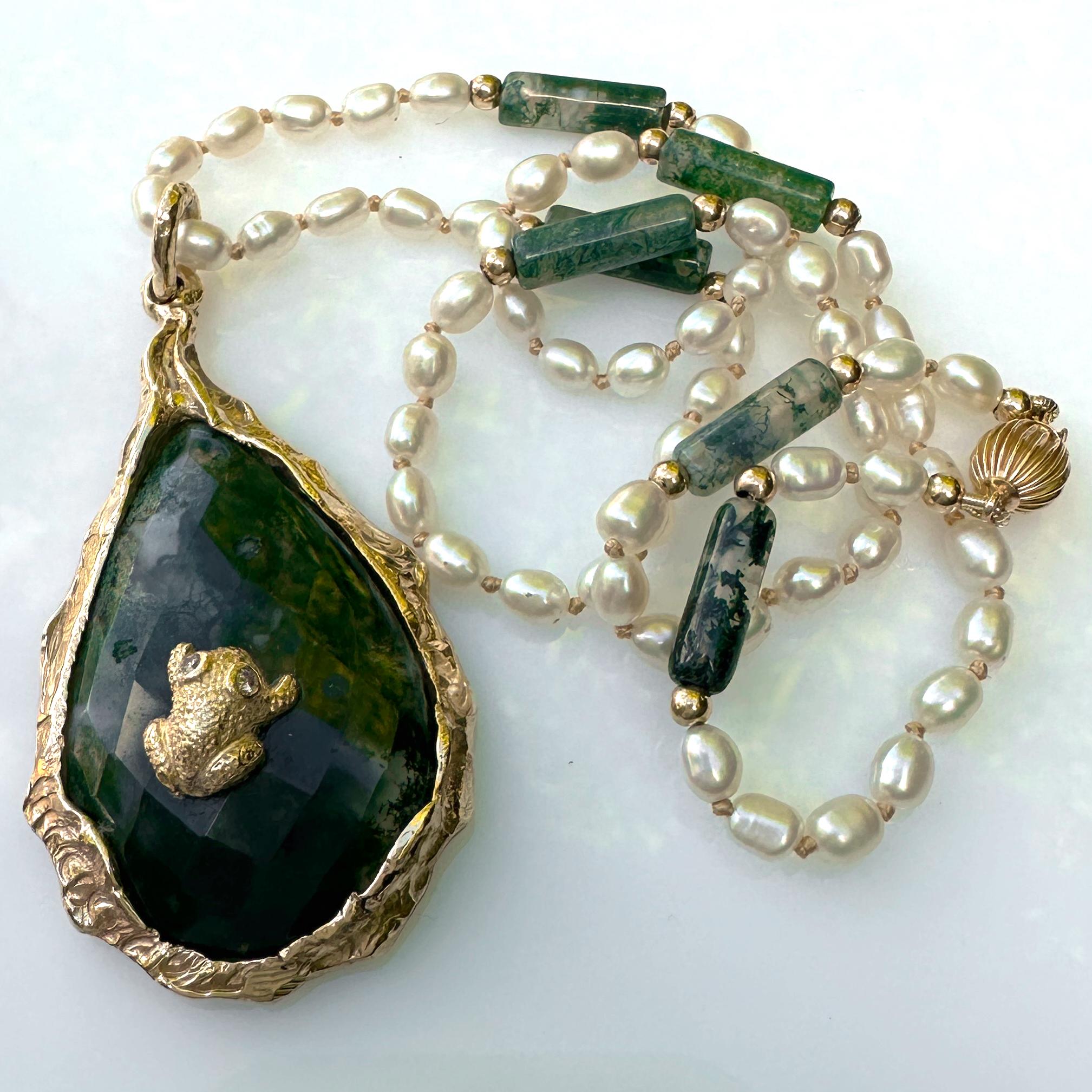 Contemporain Pendentif larme « Mossy » en or jaune avec grenouille minuscule sur agate mousse en vente