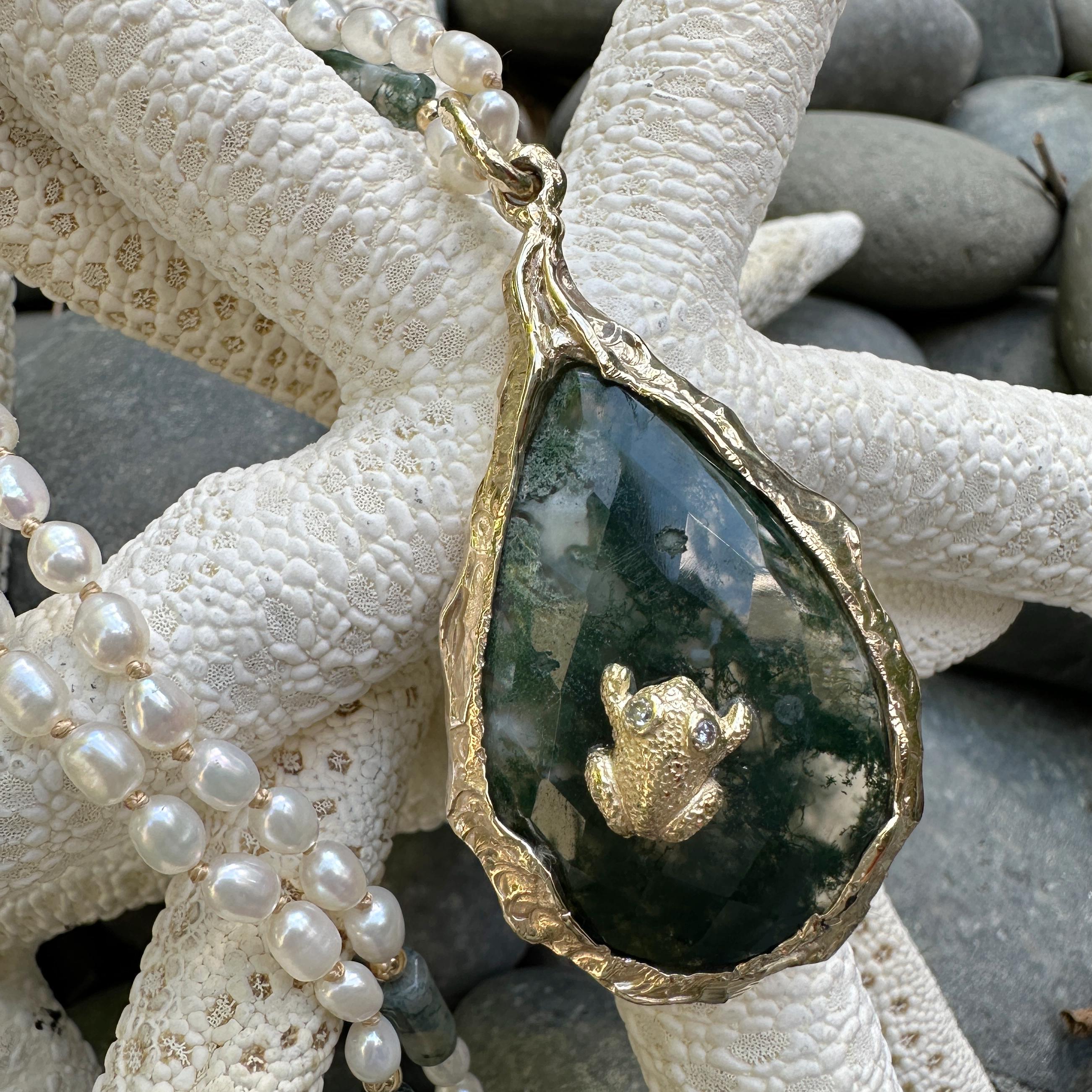 Taille brillant Pendentif larme « Mossy » en or jaune avec grenouille minuscule sur agate mousse en vente