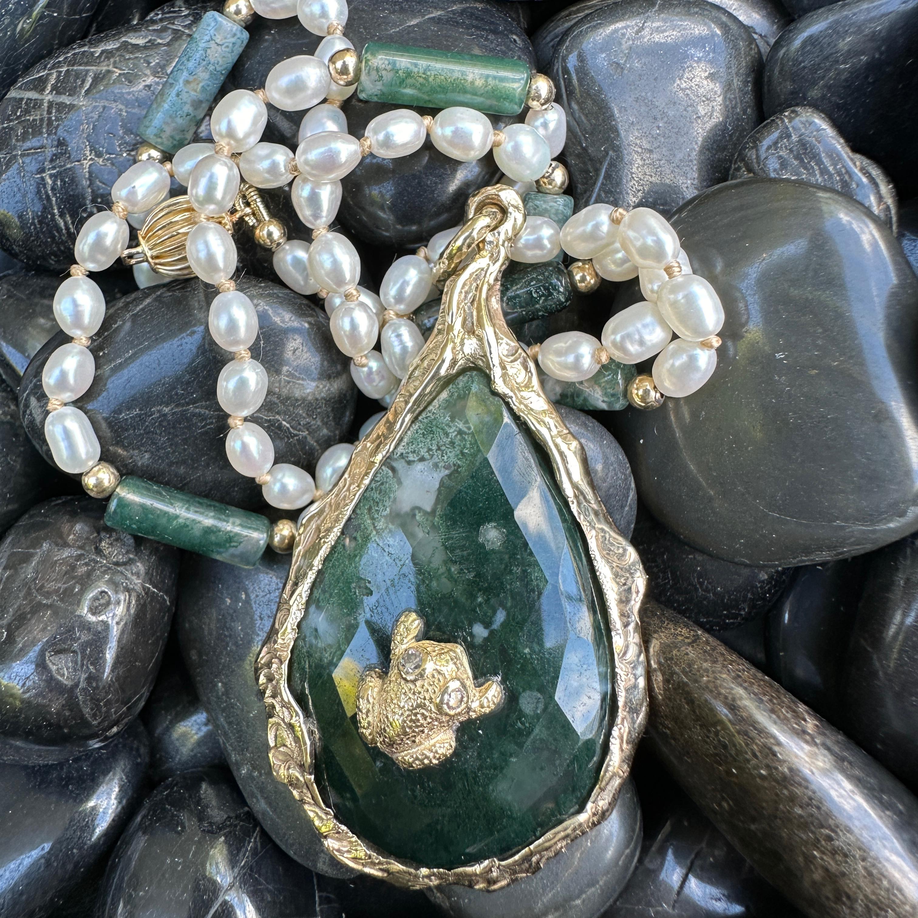 Pendentif larme « Mossy » en or jaune avec grenouille minuscule sur agate mousse Neuf - En vente à Sherman Oaks, CA