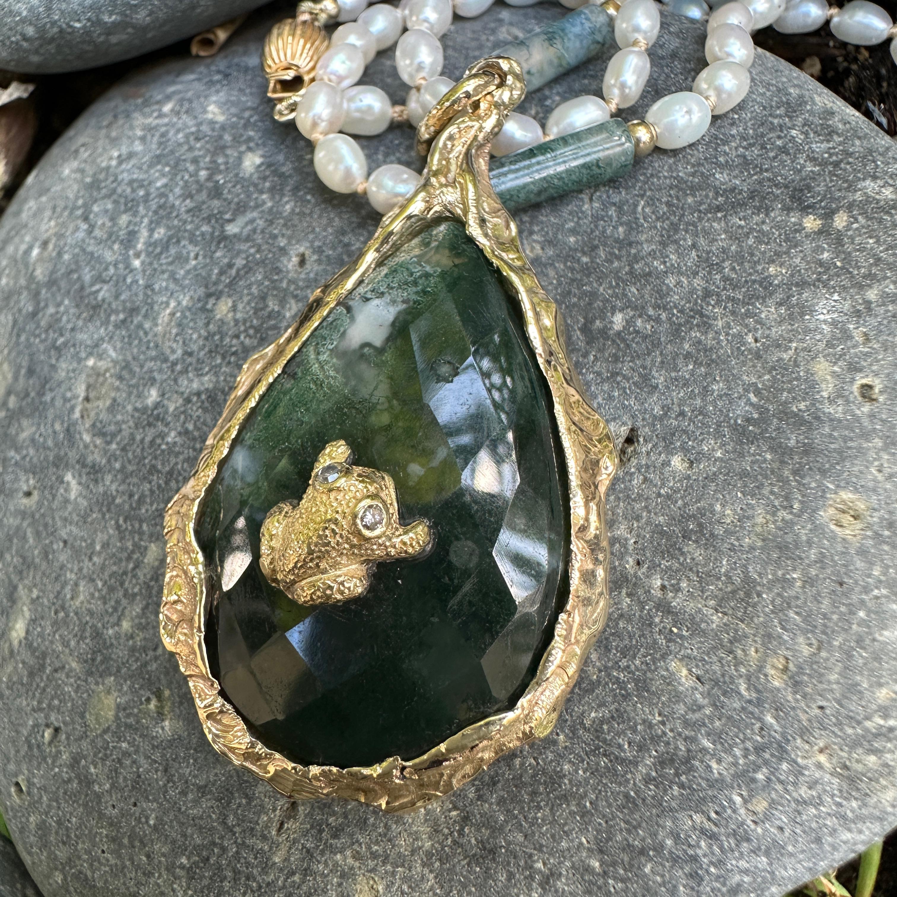 Pendentif larme « Mossy » en or jaune avec grenouille minuscule sur agate mousse en vente 1