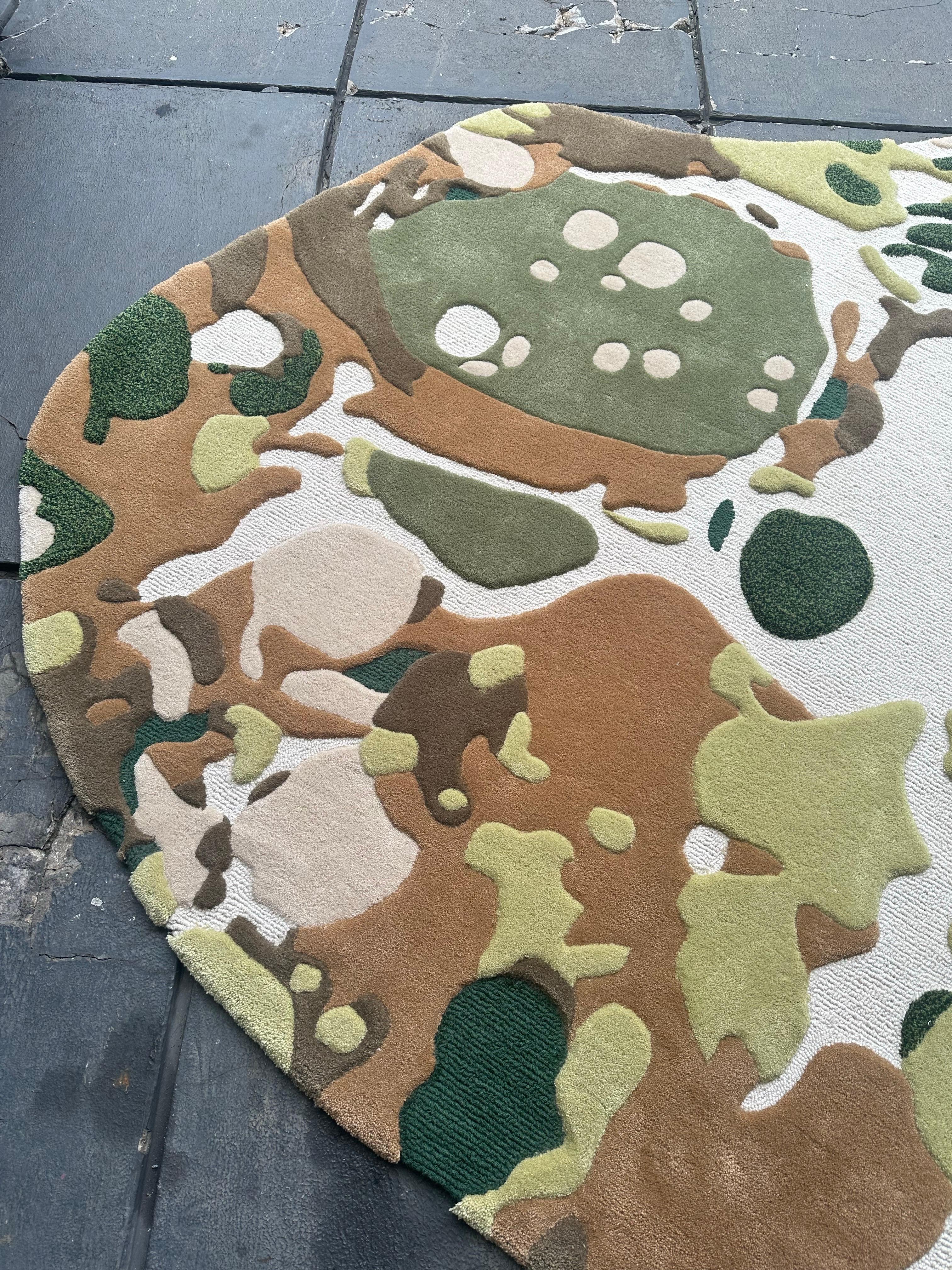 Mossy Terrain-Teppich in Grün und Beige von RAG home (Moderne) im Angebot