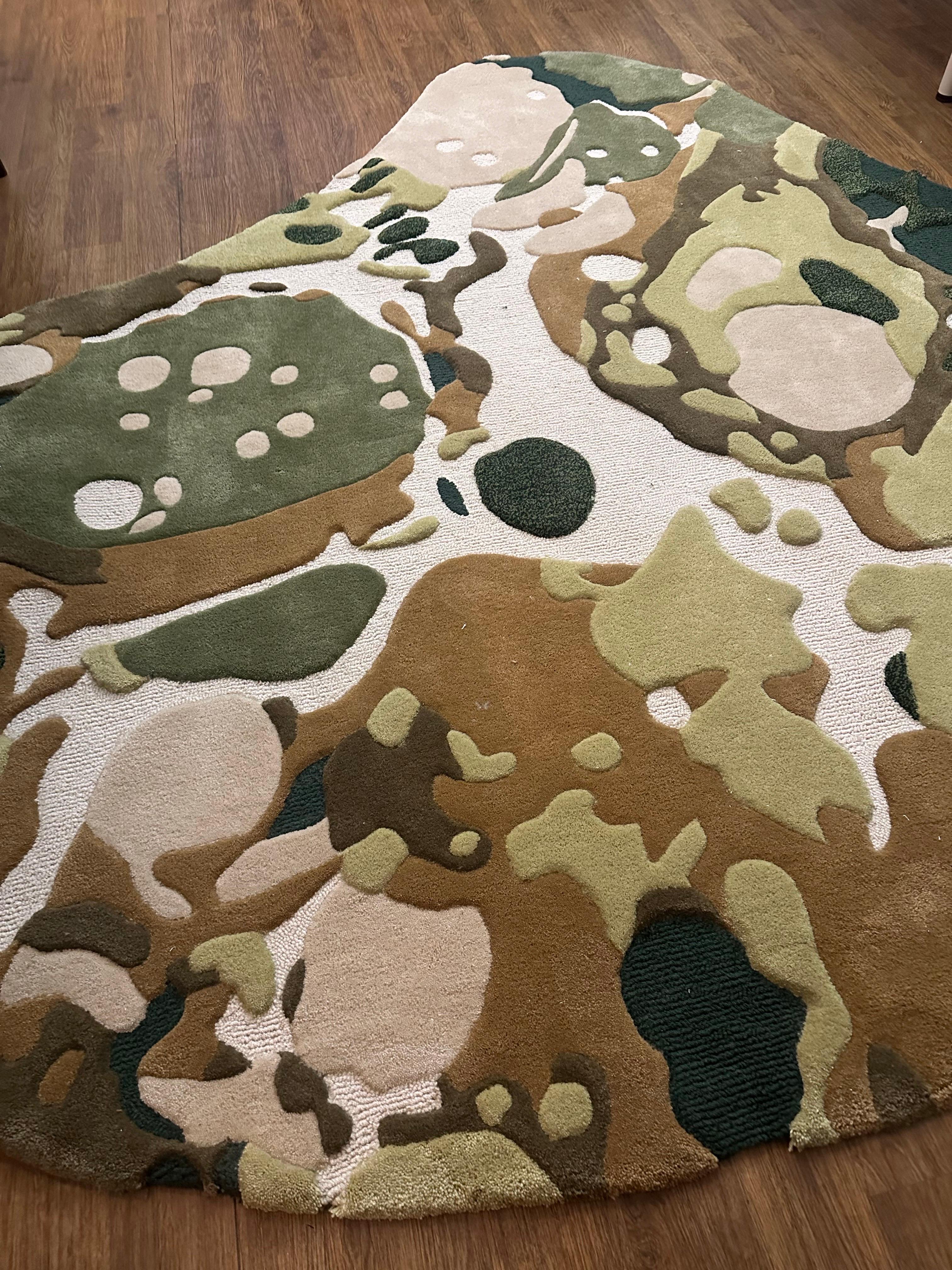 Mossy Terrain-Teppich in Grün und Beige von RAG home (Handgefertigt) im Angebot