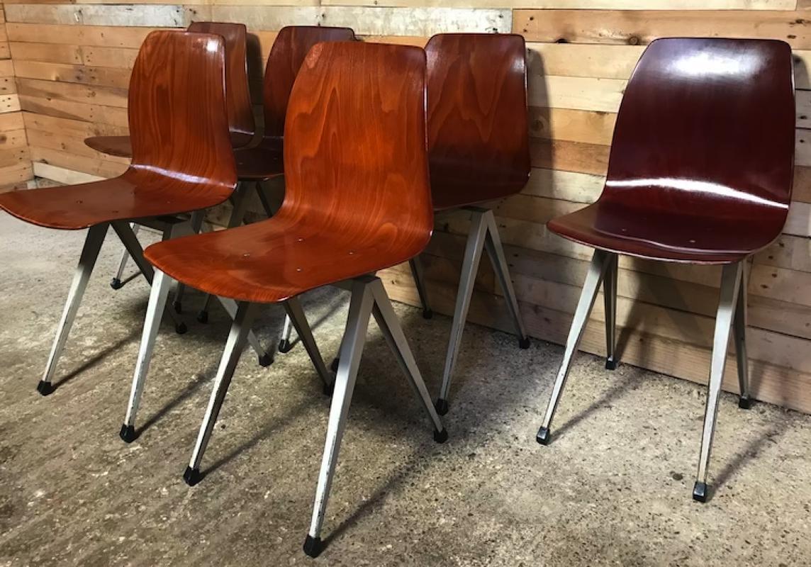 Très recherché Paghold Industrial retro metal bendwood chair set of 6 chairs nous avons 5 sets disponibles.

C'est actuellement le seul ensemble disponible dans ce style sur 1stdibs, nous avons eu beaucoup de chance que ces belles chaises nous