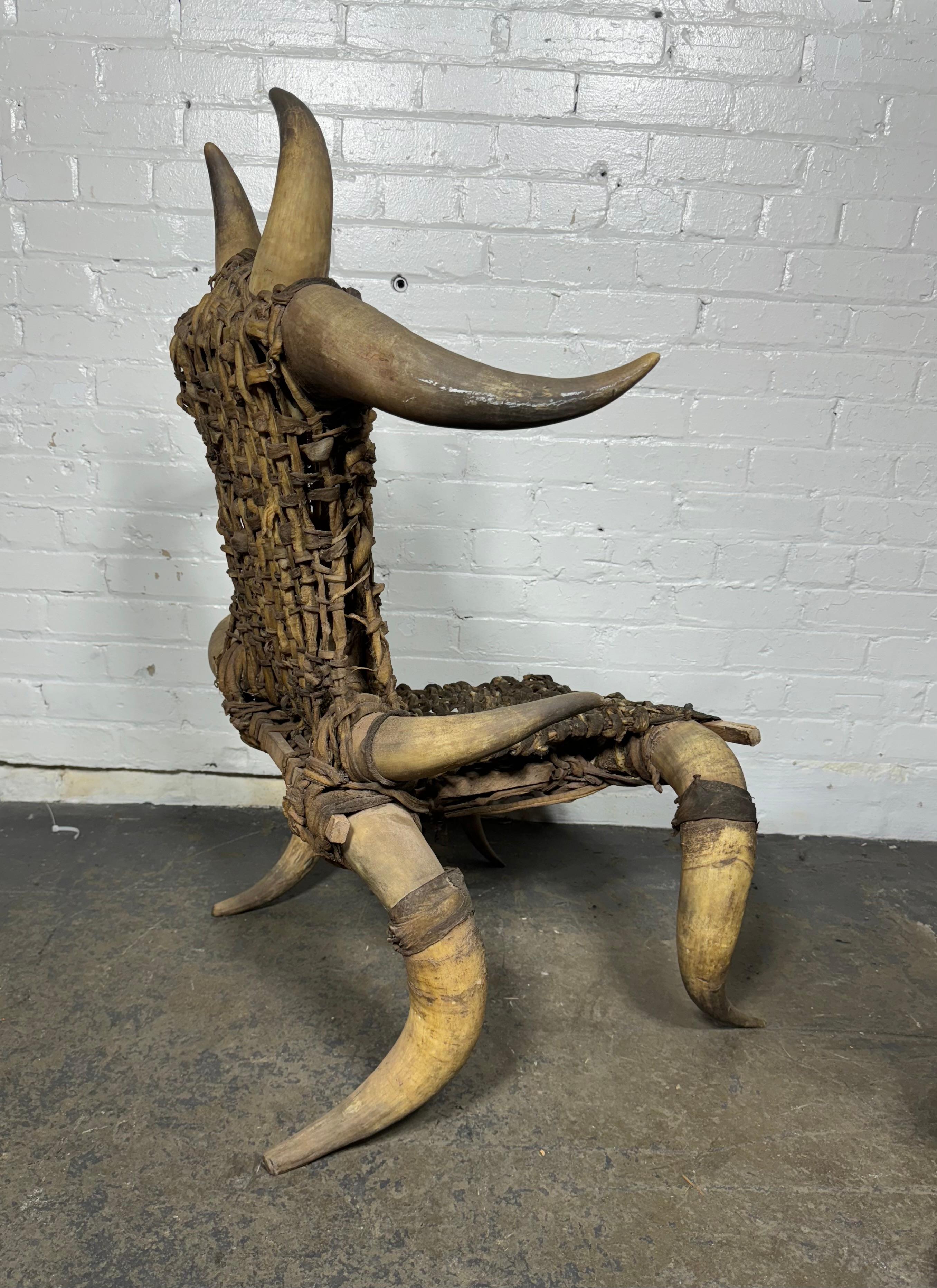 Chaise d'appoint / Art / Sculpture en corne et peau de buffle Antiques très inhabituelles en vente 4