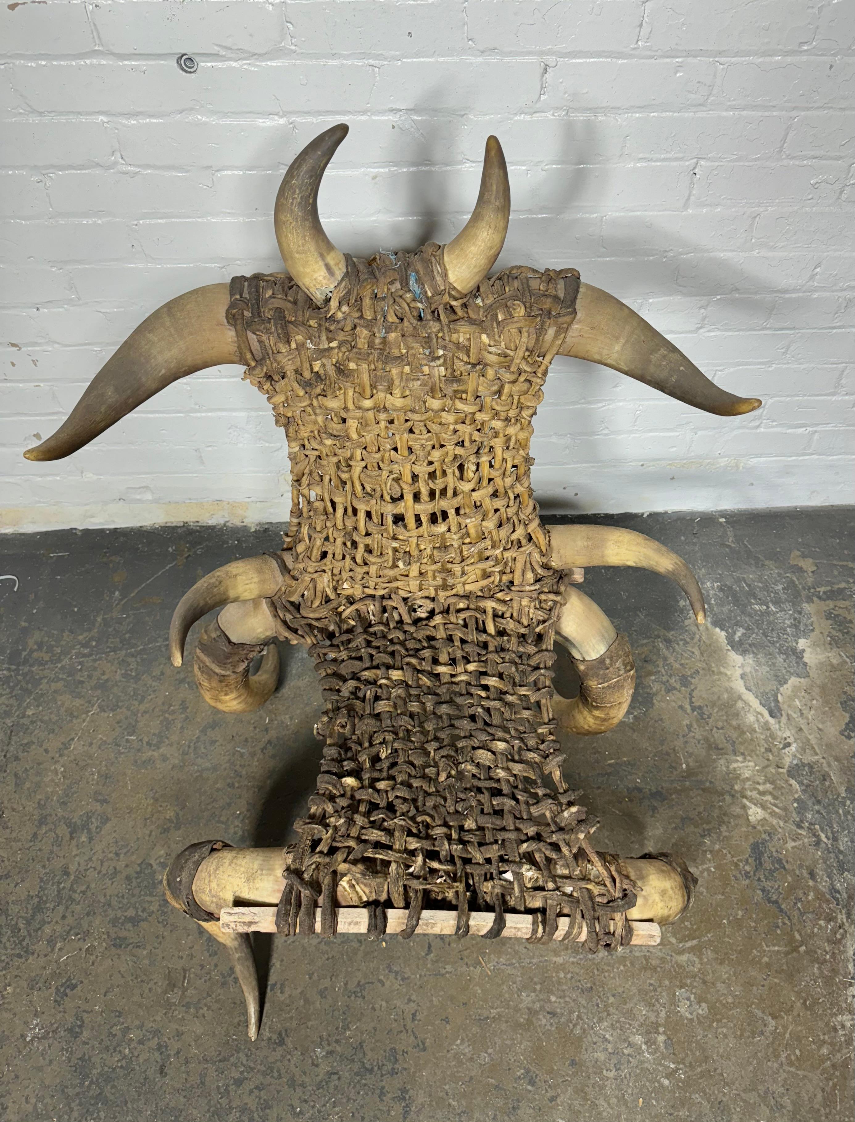 Chaise d'appoint / Art / Sculpture en corne et peau de buffle Antiques très inhabituelles en vente 6