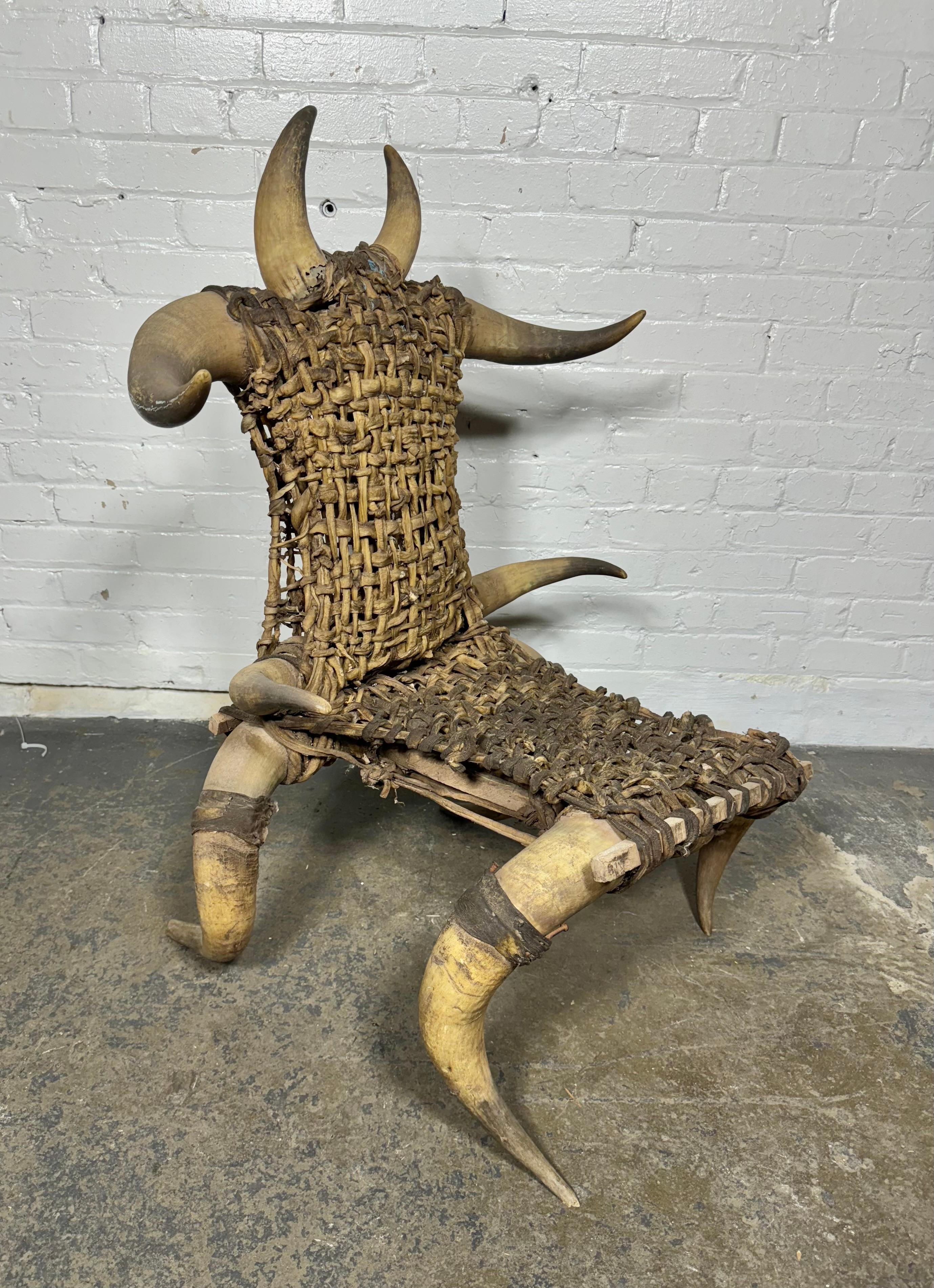 Chaise d'appoint / Art / Sculpture très inhabituelle en corne et cuir brut lacé . 