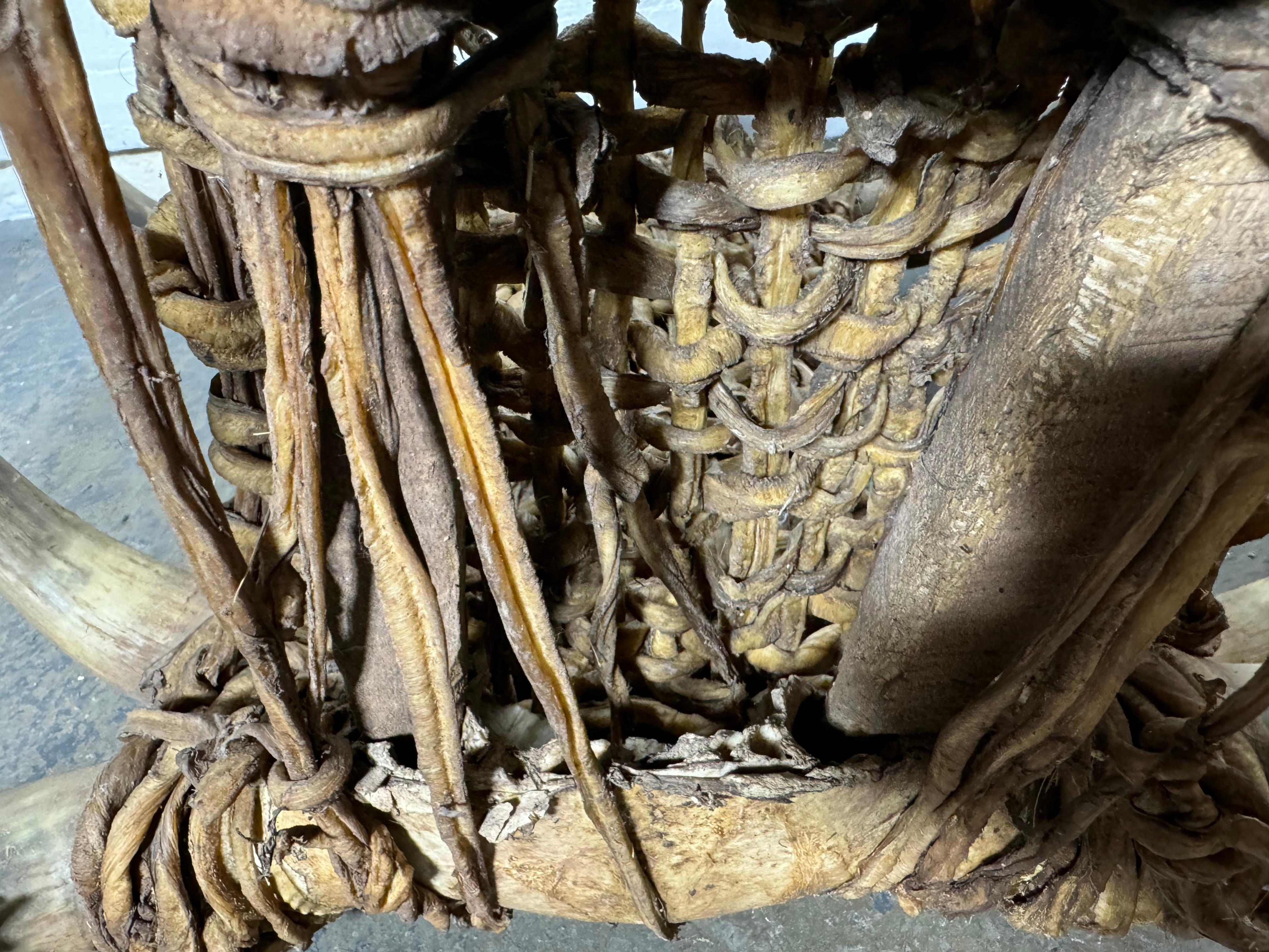 Corne Chaise d'appoint / Art / Sculpture en corne et peau de buffle Antiques très inhabituelles en vente