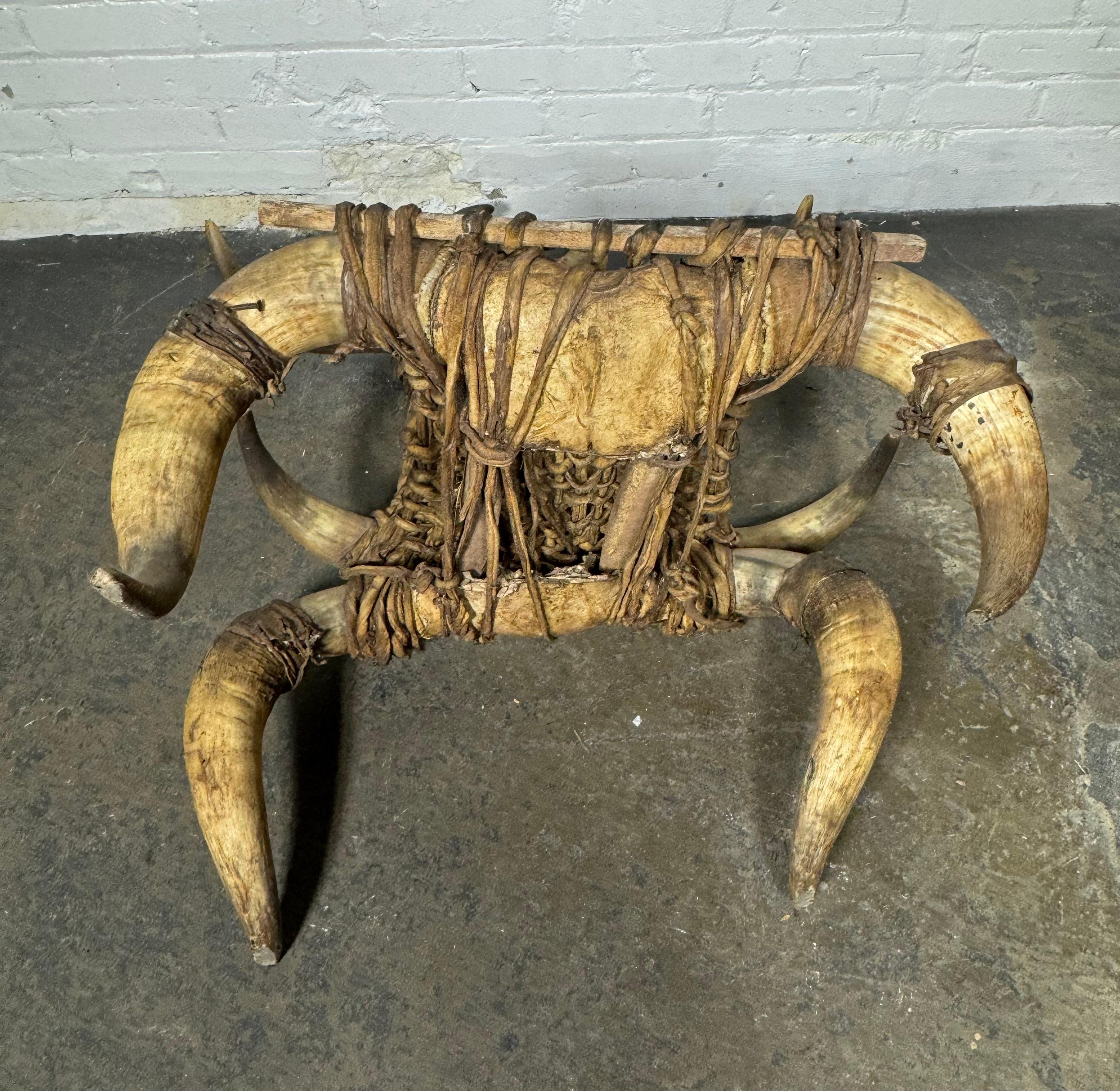 Chaise d'appoint / Art / Sculpture en corne et peau de buffle Antiques très inhabituelles en vente 1