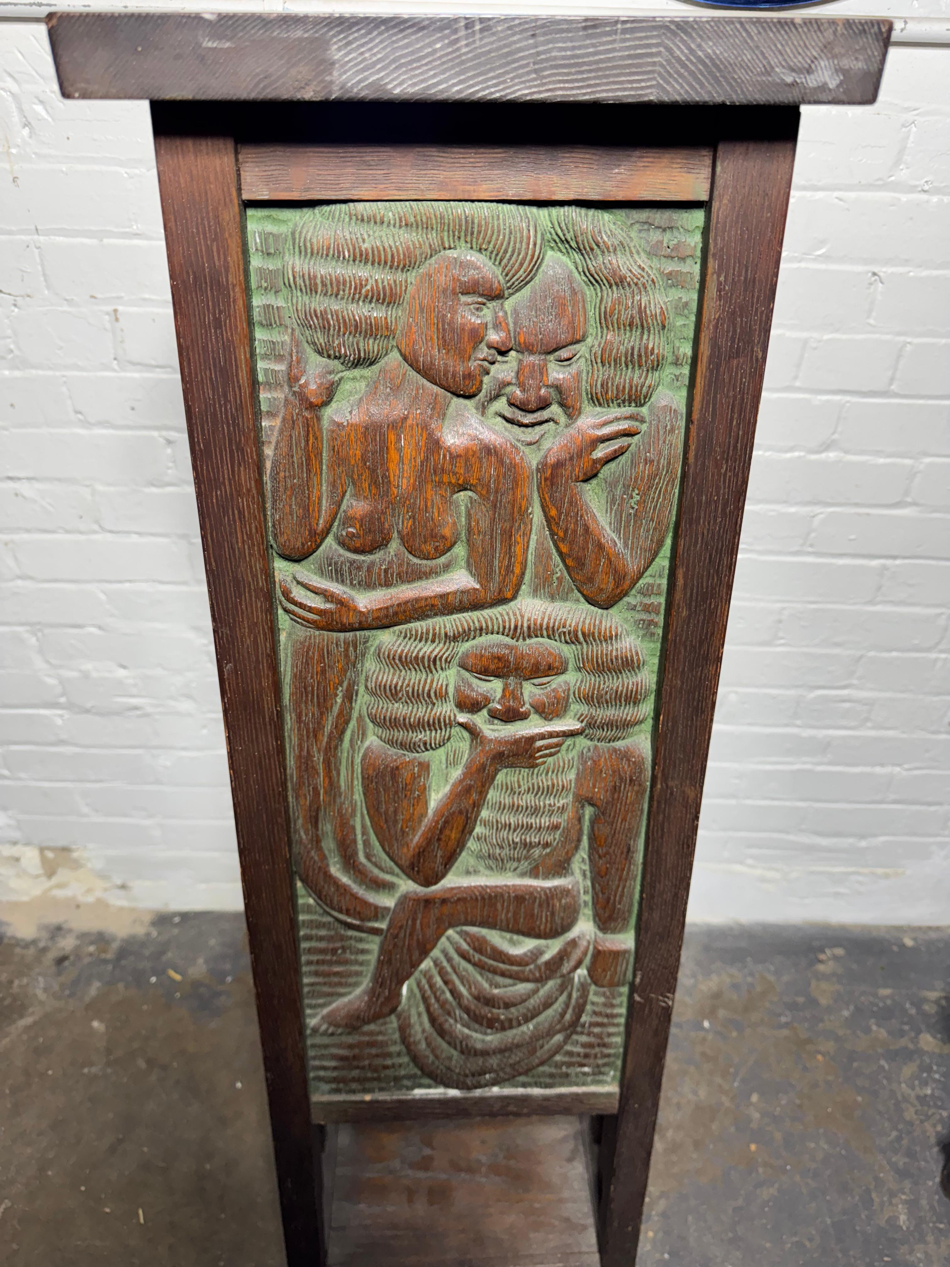Stand Arts & Crafts très inhabituel avec panneaux sculptés Art Deco hawaïen en vente 4