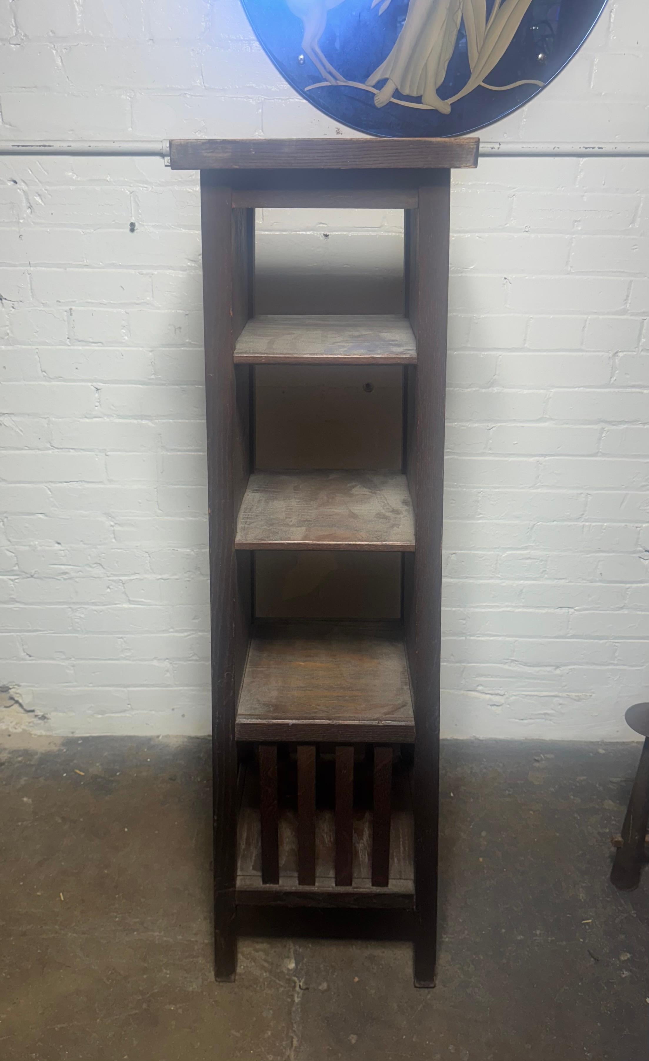 Stand Arts & Crafts très inhabituel avec panneaux sculptés Art Deco hawaïen en vente 6