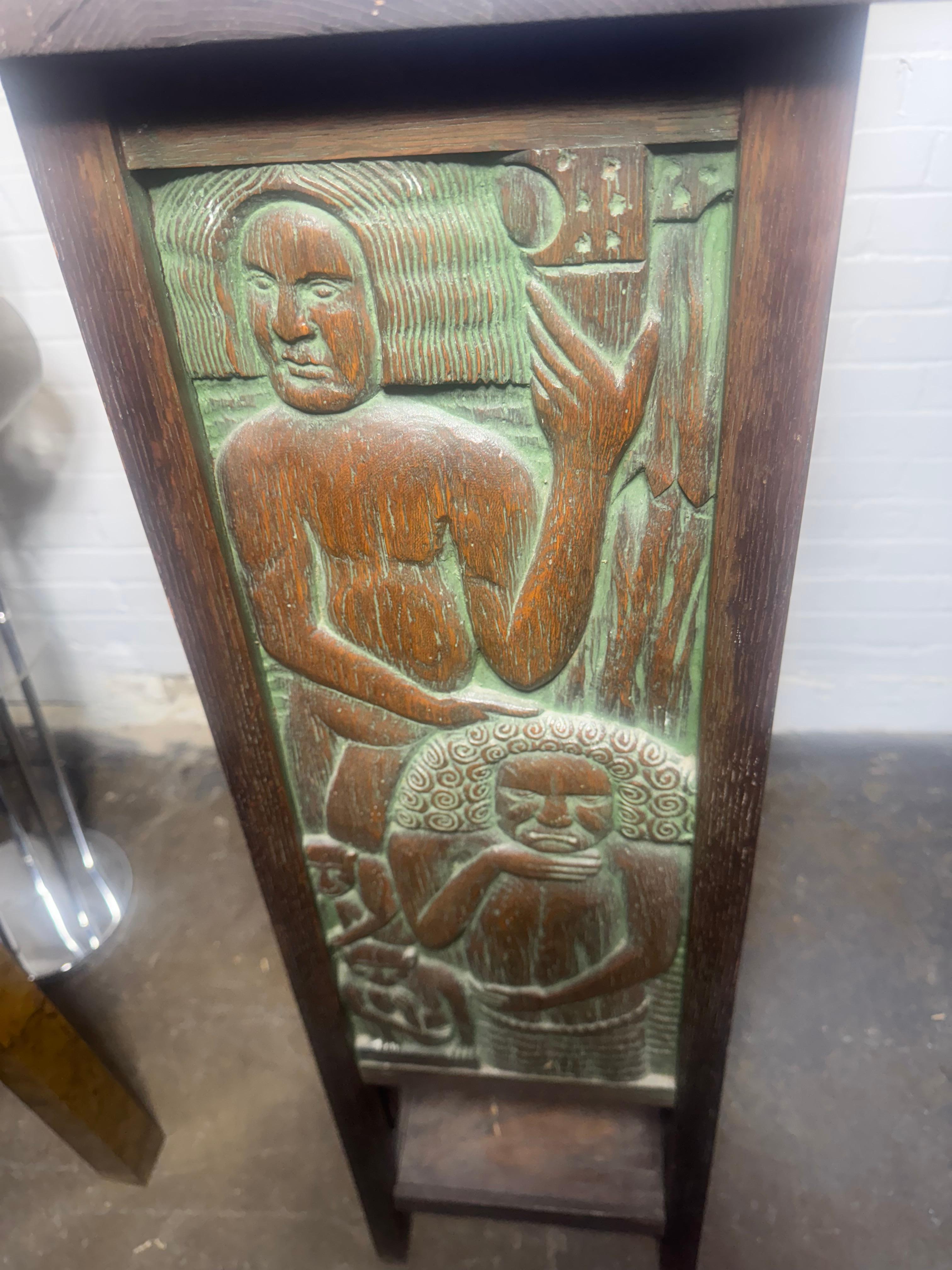 Stand Arts & Crafts très inhabituel avec panneaux sculptés Art Deco hawaïen en vente 7