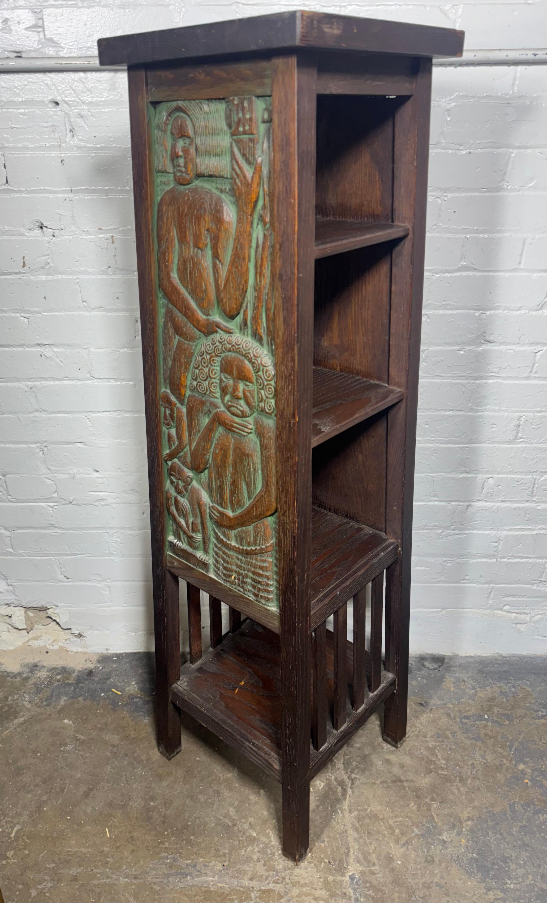 Stand Arts & Crafts très inhabituel avec bois sculpté hawaïen / Art Deco  Panneaux. Artisanat pur . La forme de la mission avec une touche d'originalité ! La pièce a des panneaux de bois sculpté de chaque côté avec des motifs différents. Les deux