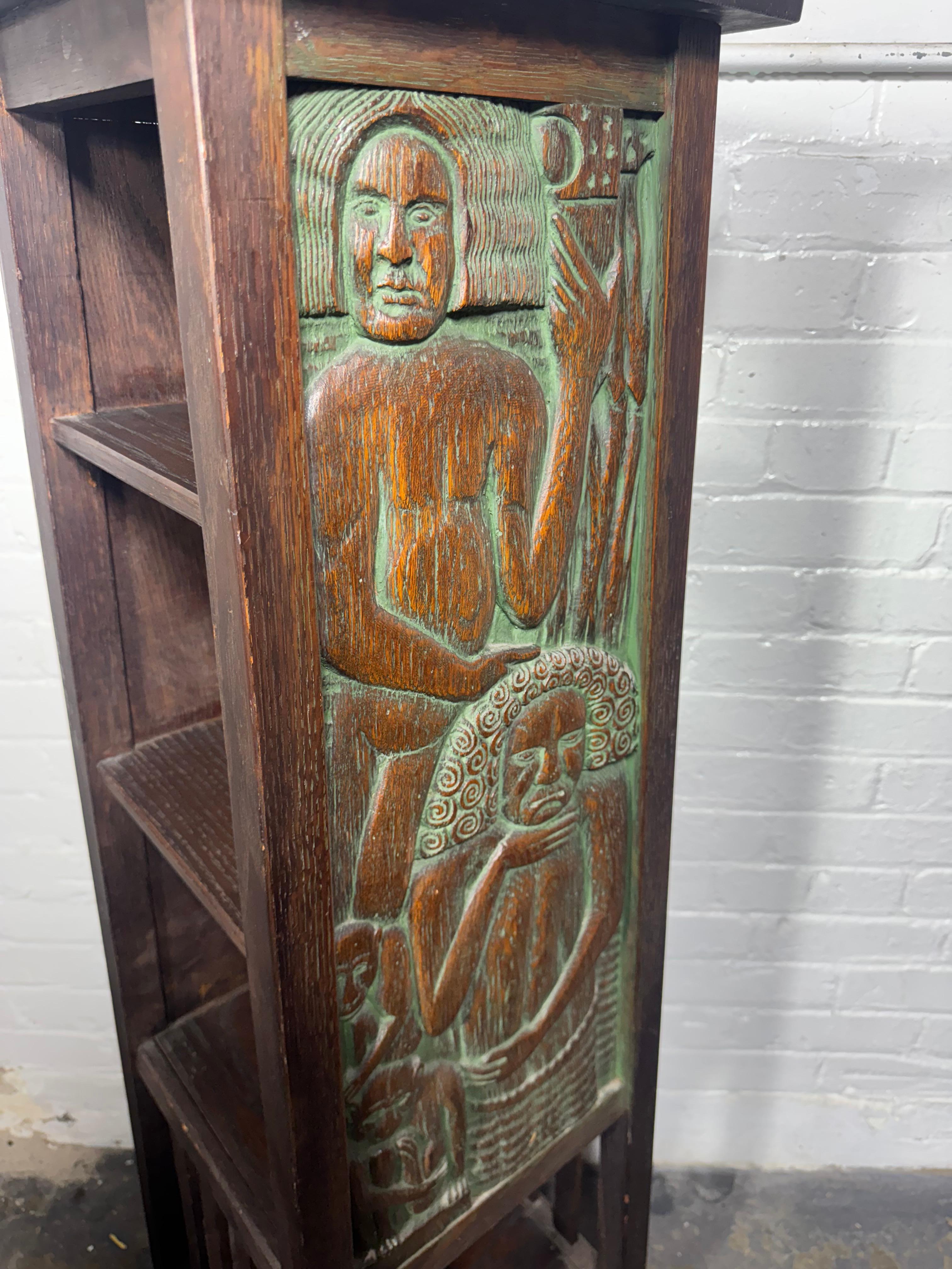 Sculpté à la main Stand Arts & Crafts très inhabituel avec panneaux sculptés Art Deco hawaïen en vente