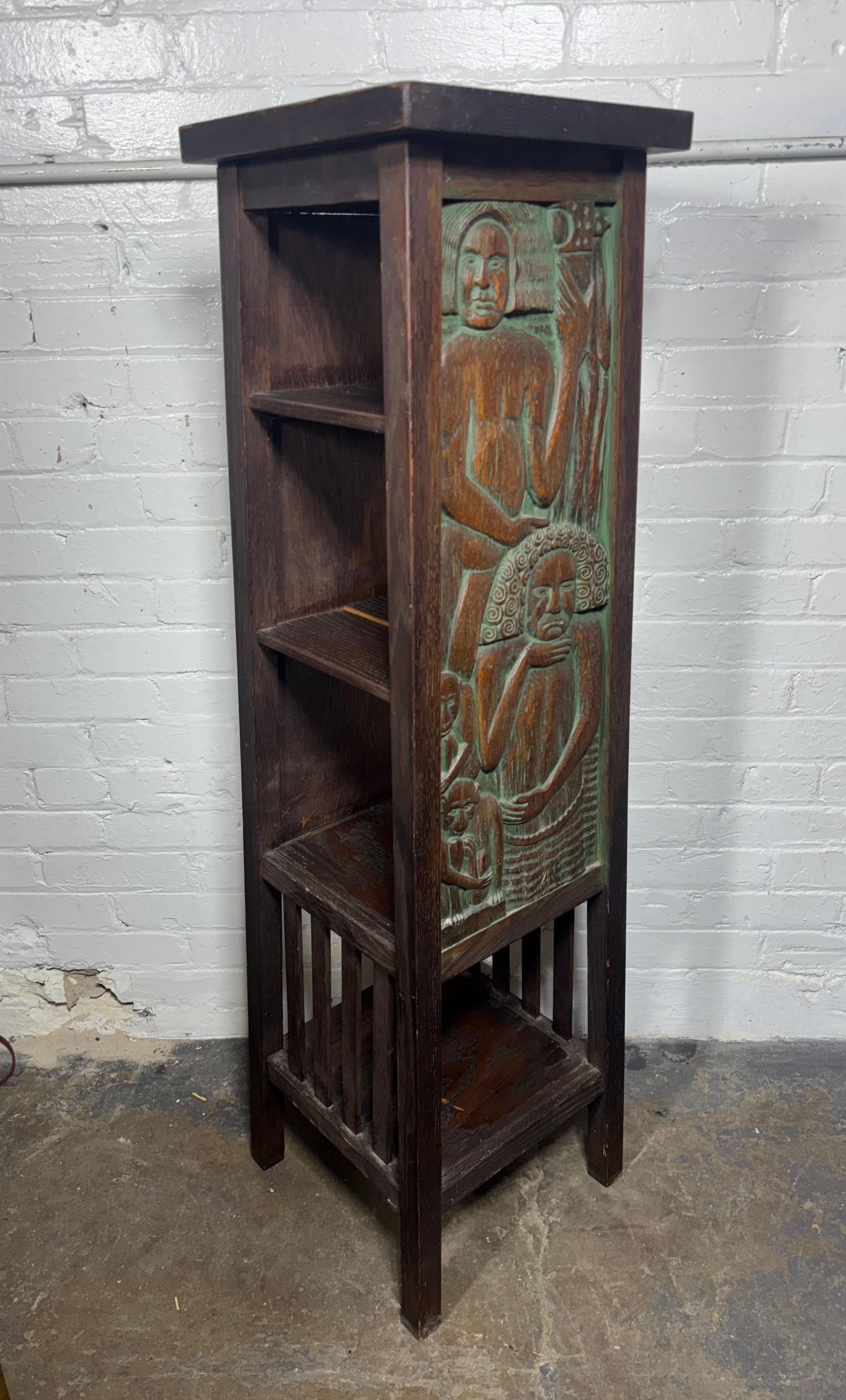 Stand Arts & Crafts très inhabituel avec panneaux sculptés Art Deco hawaïen Bon état - En vente à Buffalo, NY
