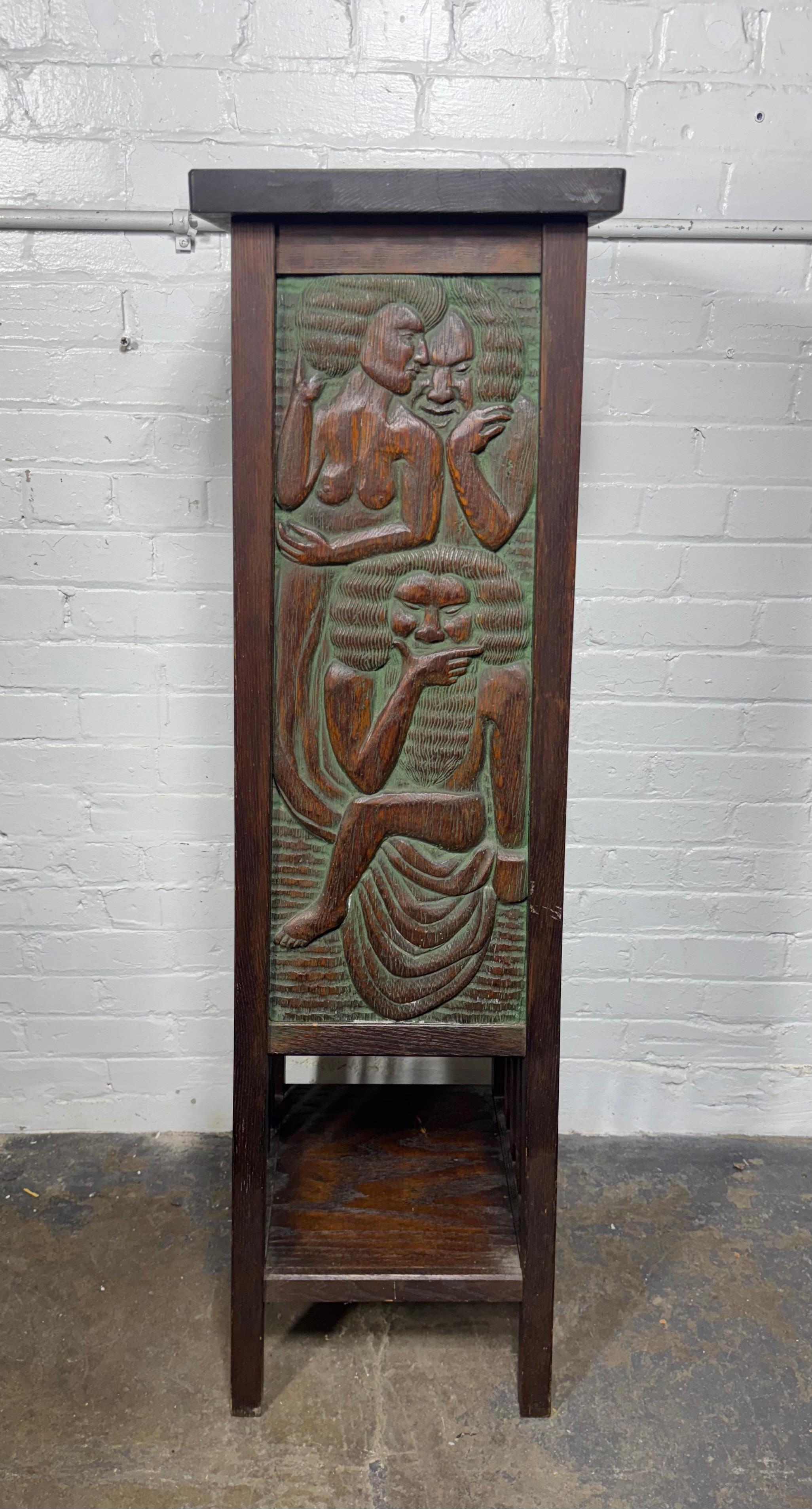 Début du 20ème siècle Stand Arts & Crafts très inhabituel avec panneaux sculptés Art Deco hawaïen en vente