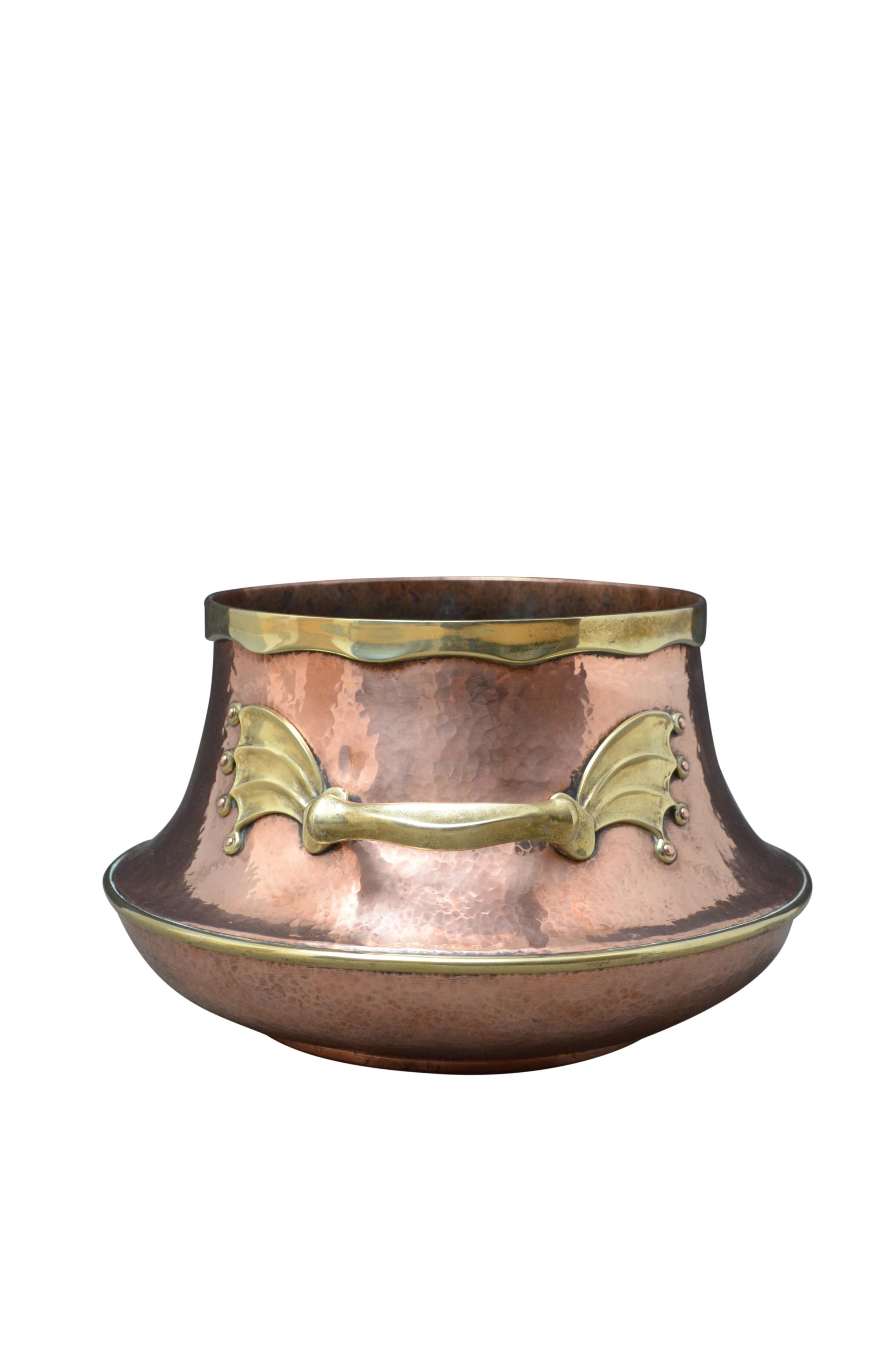 Victorien tardif Vase de jardinière en cuivre et laiton de style victorien très inhabituel en vente