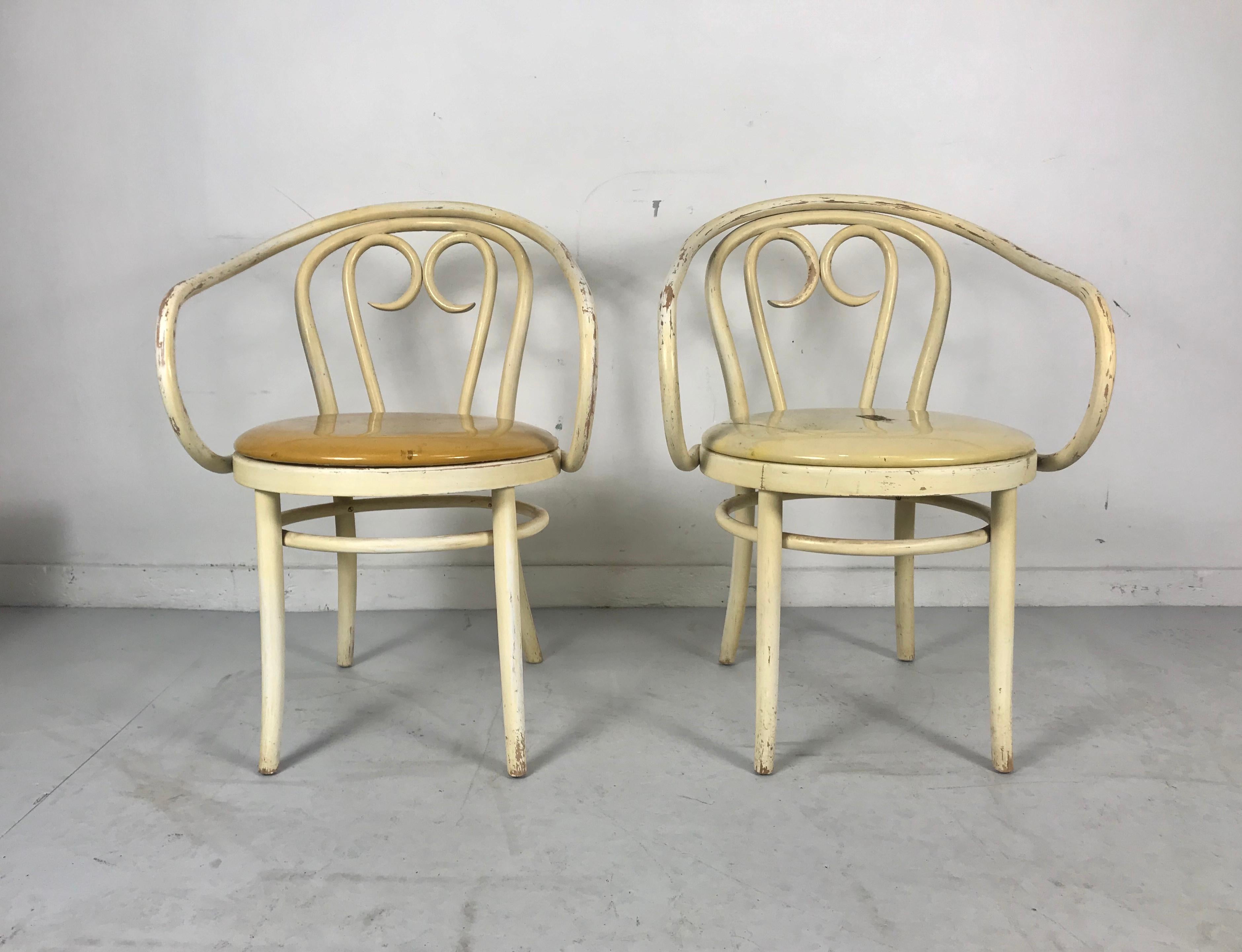 Ensemble inhabituel de fauteuils modernistes en bois courbé par Thonet ... Cette chaise semble être un mélange de chaises classiques de style Bauhaus conçues par Michael Thonet, je n'arrive pas à en trouver une autre ? Ressemble beaucoup au modèle