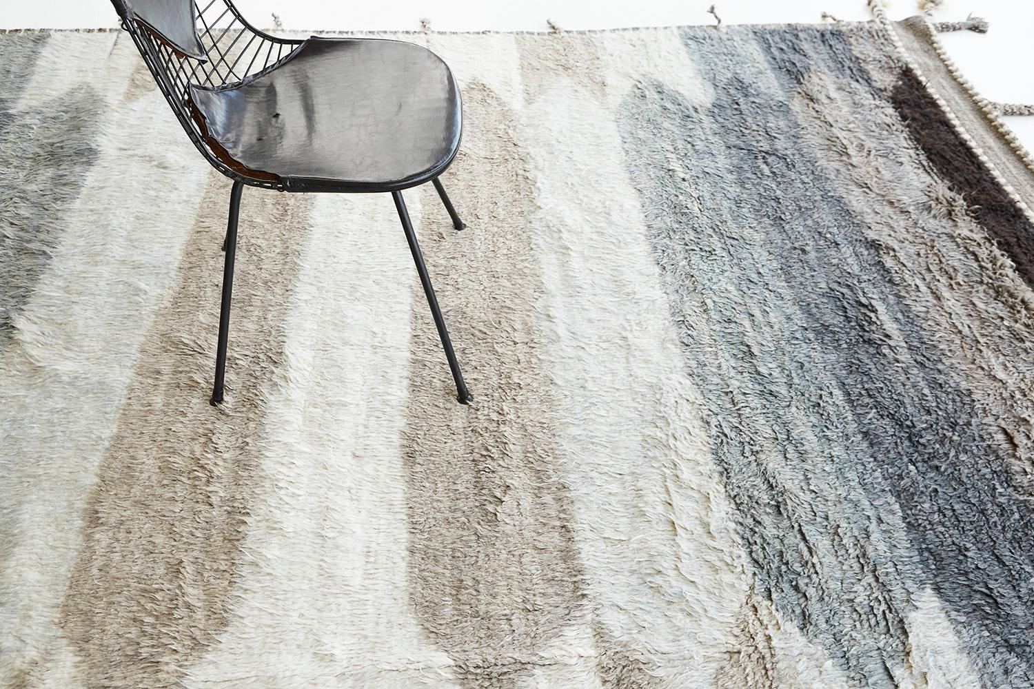 A sophisticated rug in Kust Collection that will surely leave you in awe upon laying your eyes towards this piece. Its simple yet interesting design is complemented with tassels. Featuring an array of elongated hexagons in the neutral variegated