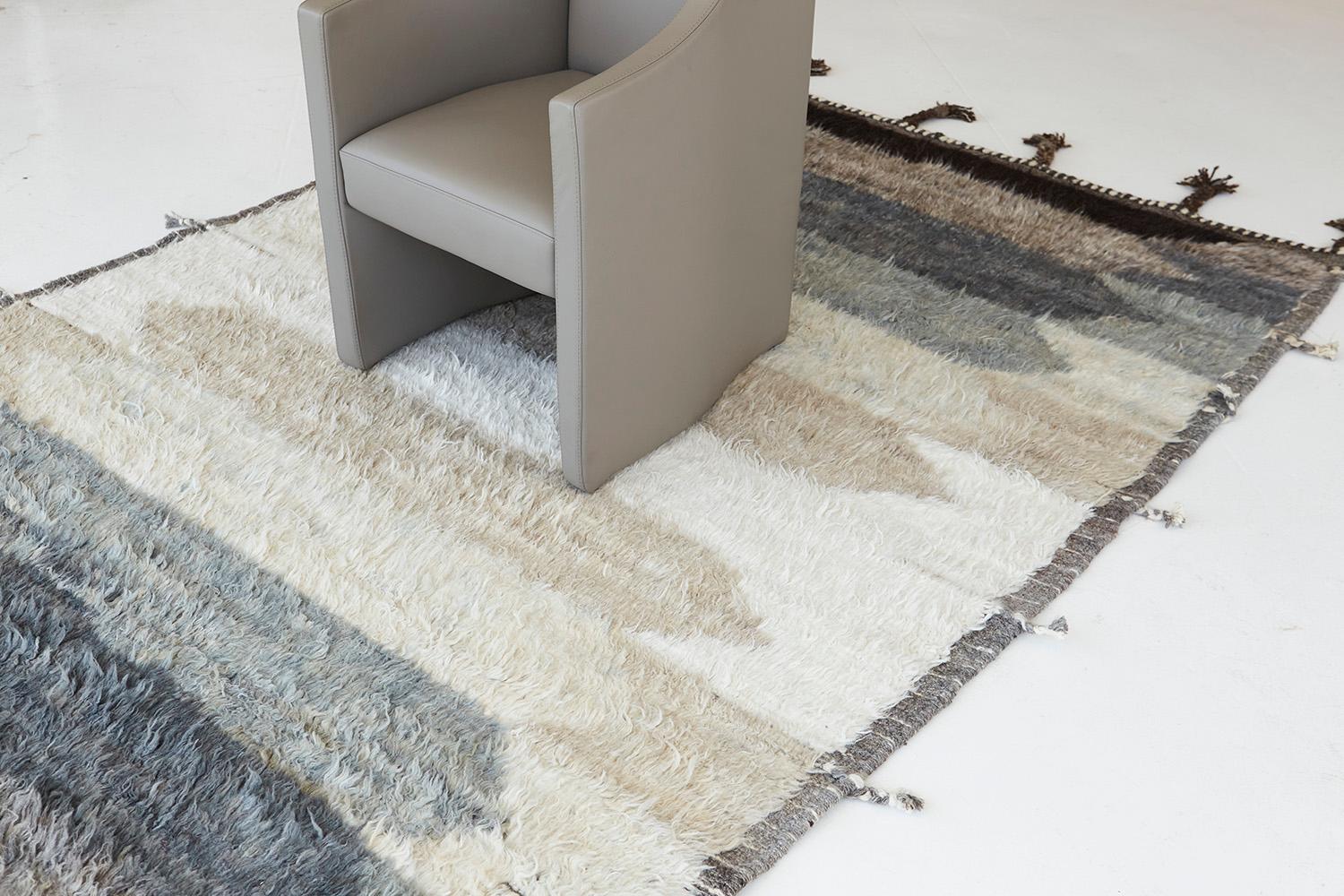 A sophisticated rug in Kust Collection that will surely leave you in awe upon laying your eyes towards this piece. Its simple yet interesting design is complemented with tassels on all four corners. Featuring an array of elongated hexagons in