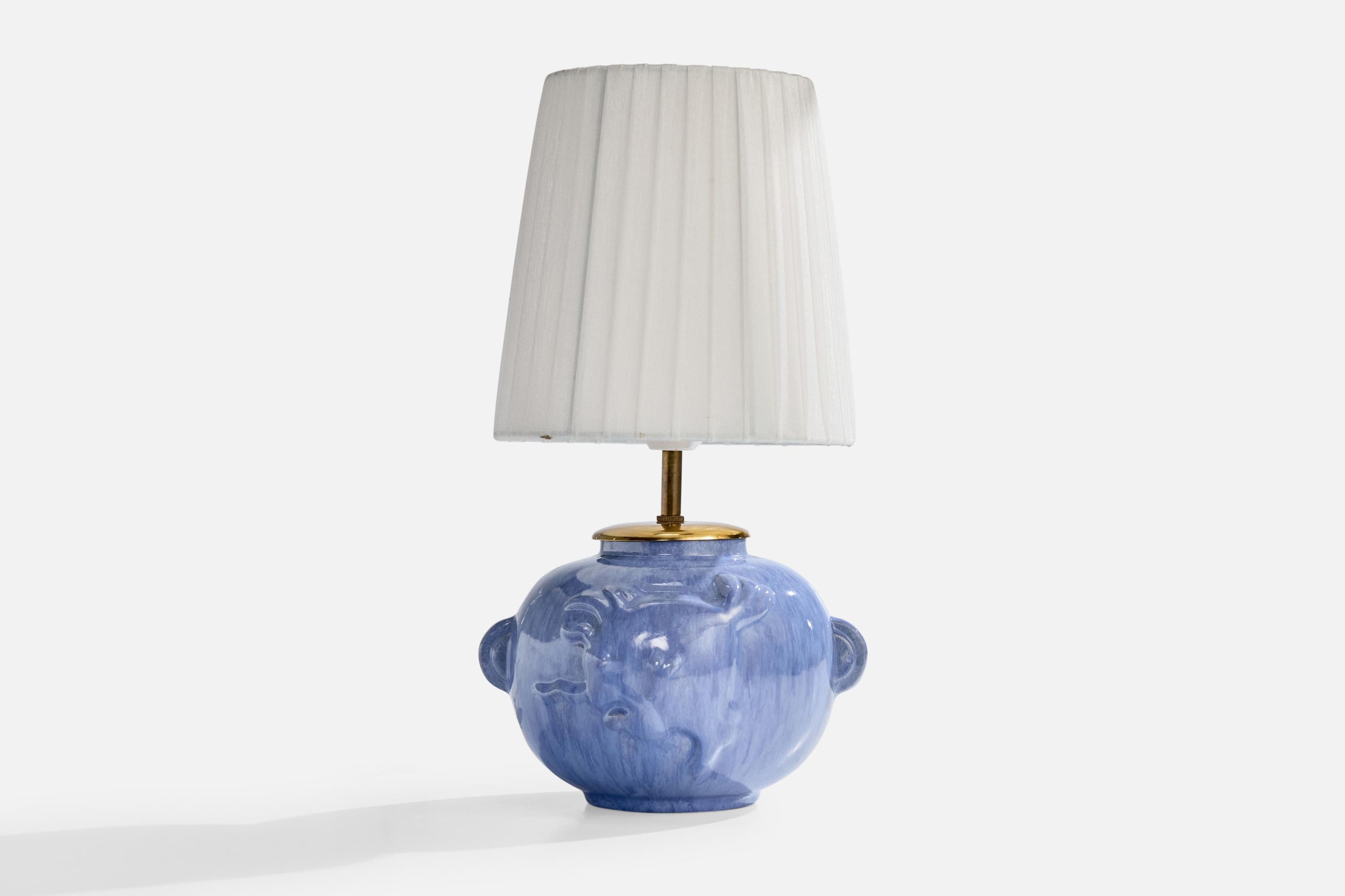 Lámpara de mesa de cerámica vidriada en azul, latón y tela blanca, fabricada por Motala lervarufabrik, Suecia, c. 1930.

Dimensiones de la lámpara con pantalla (pulgadas): 13,5 