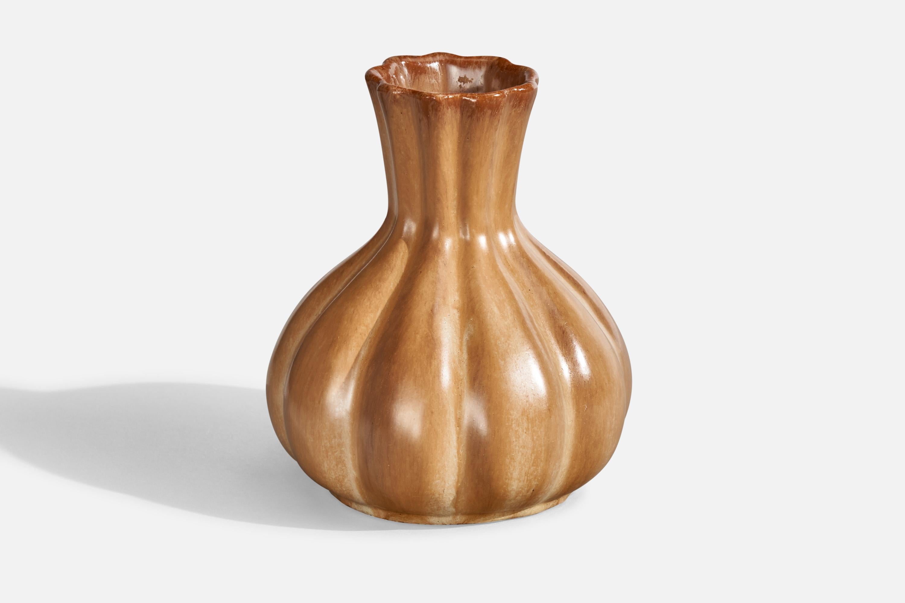 Vaso scanalato smaltato di marrone progettato e prodotto da Motala Lervarufabrik, Svezia, anni Trenta.
