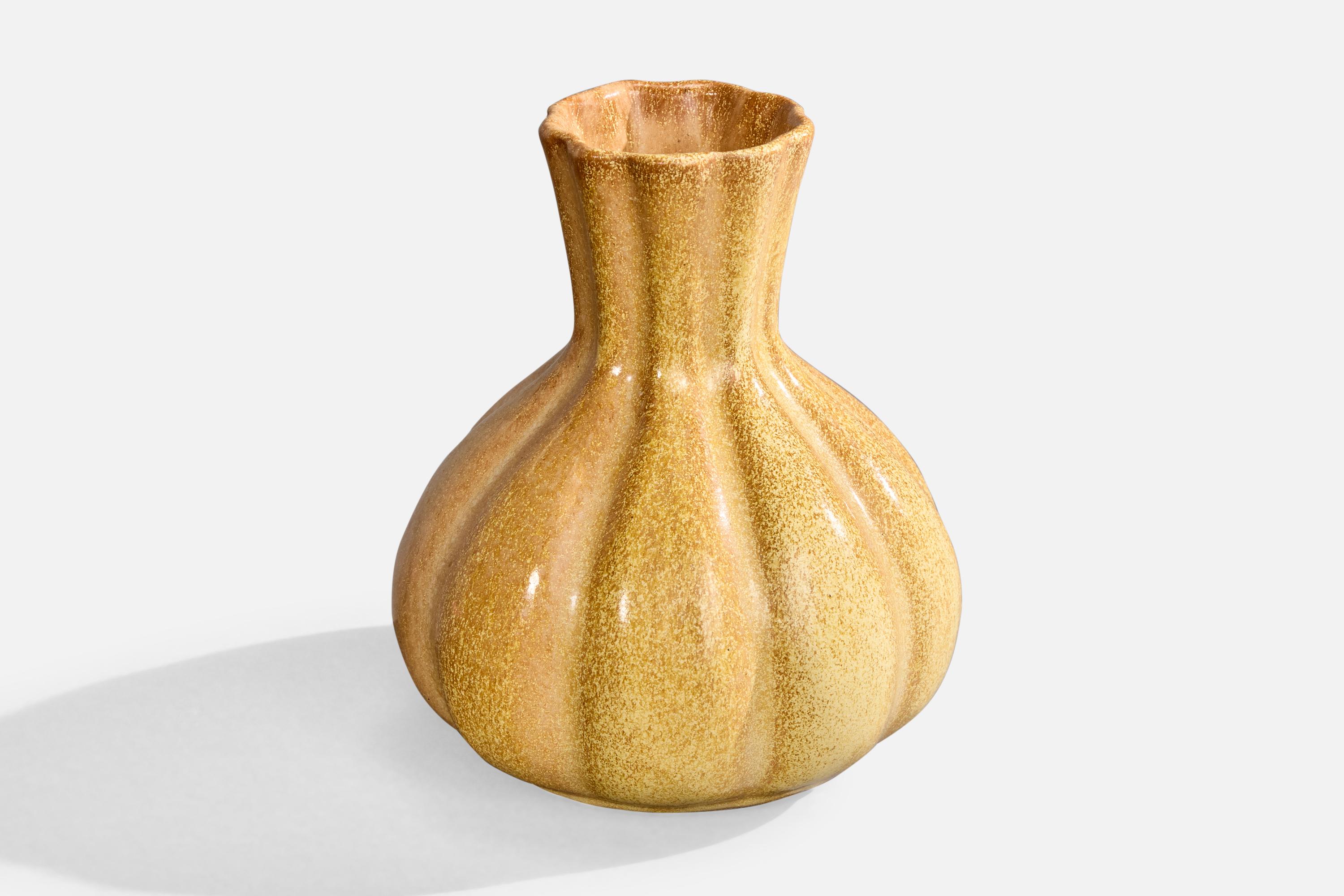 Vase cannelé à glaçure jaune conçu et produit par Motala Lervarufabrik, Suède, années 1930.

Dimensions globales (pouces) : 7.0 