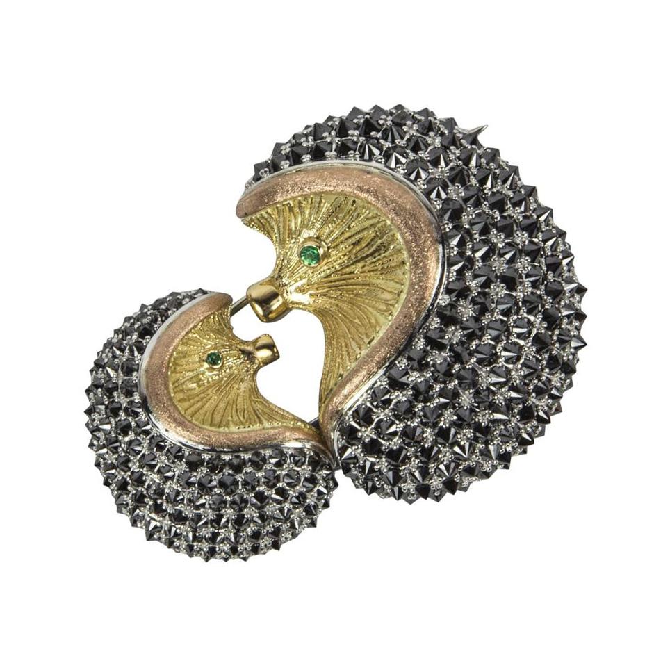 Broche de oro con diamante negro de madre y bebé erizo Estate Fine Jewelry Corte brillante en venta
