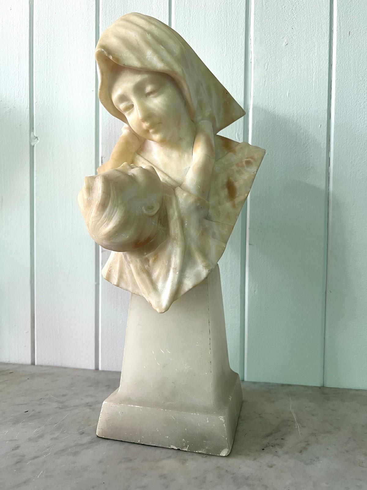 Français Buste en albâtre sculpté de la mère et de l'enfant en vente
