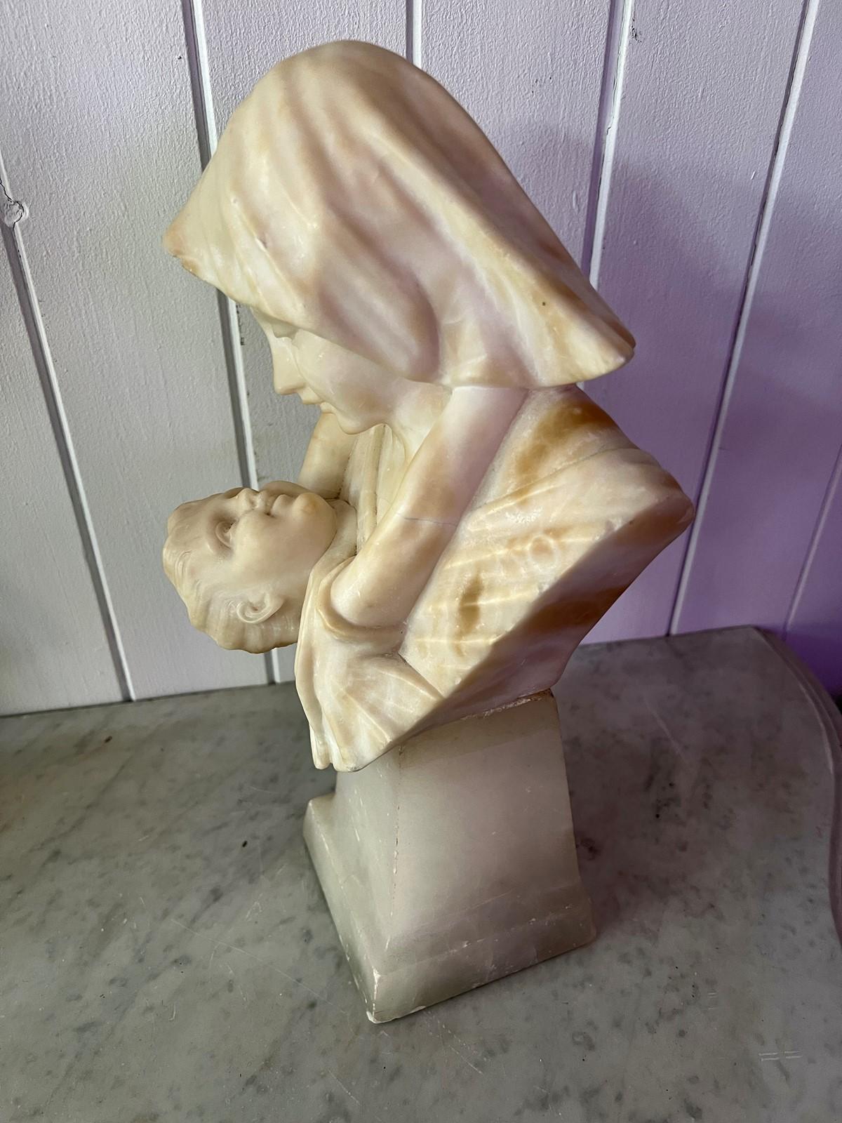 Sculpté à la main Buste en albâtre sculpté de la mère et de l'enfant en vente