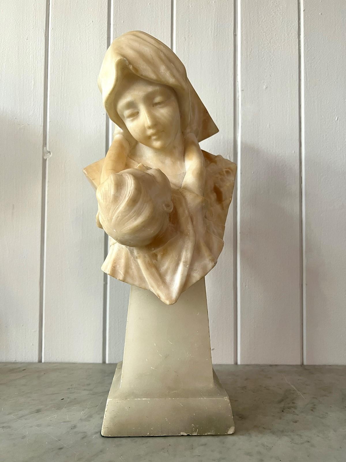 20ième siècle Buste en albâtre sculpté de la mère et de l'enfant en vente