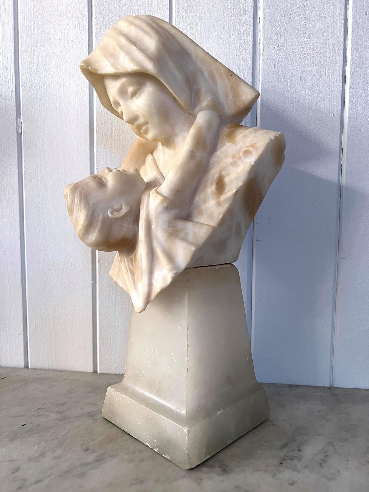 Albâtre Buste en albâtre sculpté de la mère et de l'enfant en vente
