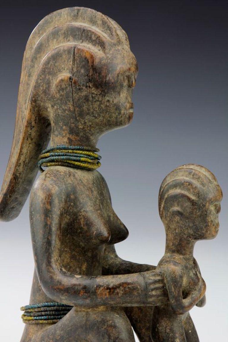 Mother and Child Figure. Kwere, Tanzania In Good Condition For Sale In London, GB