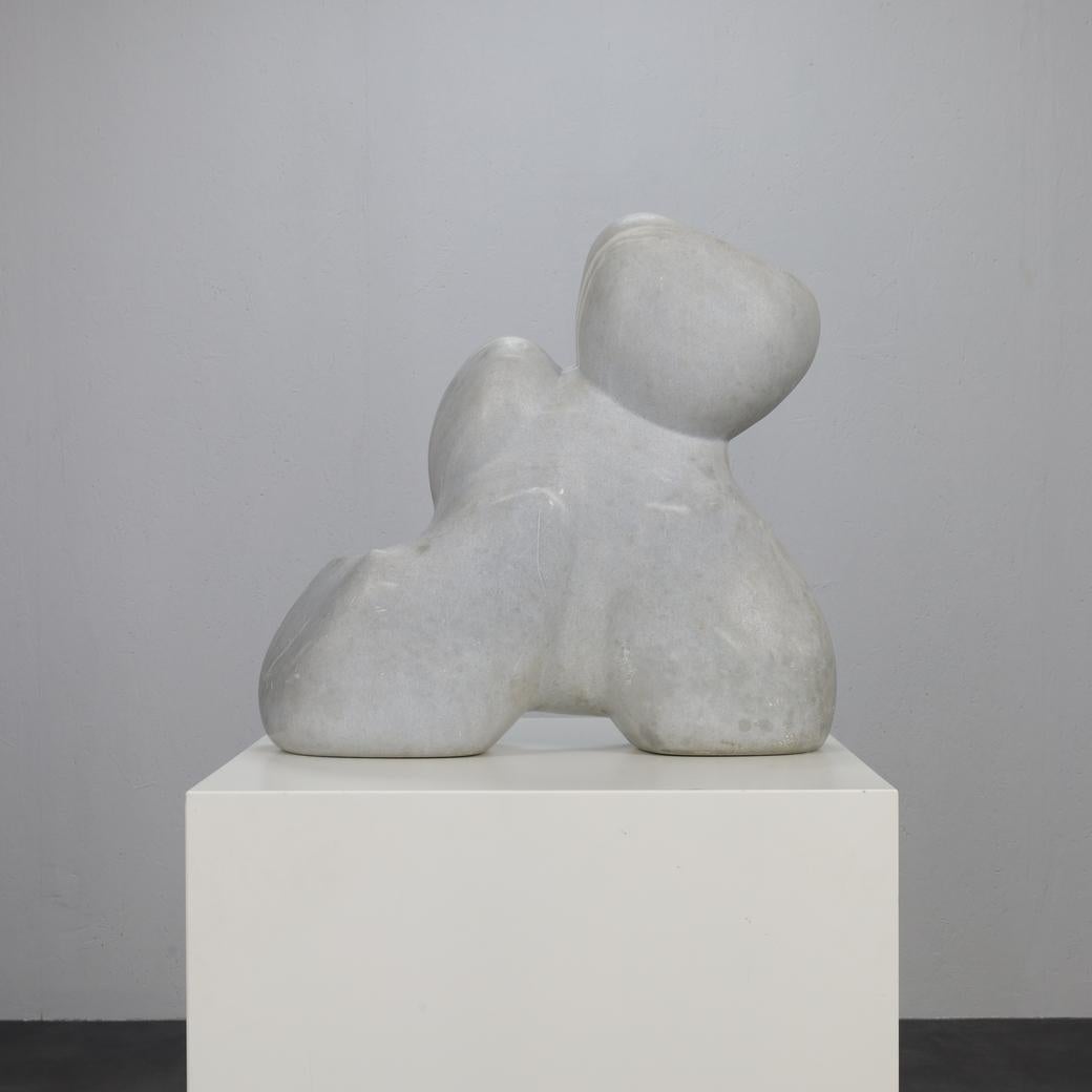 italien Mère et Child - Sculpture en marbre de Mario Orsogna en vente