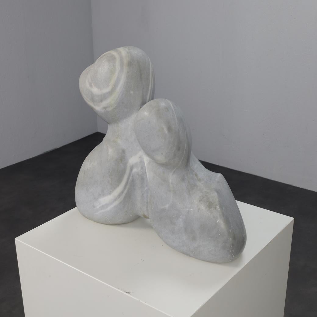 Fin du 20e siècle Mère et Child - Sculpture en marbre de Mario Orsogna en vente