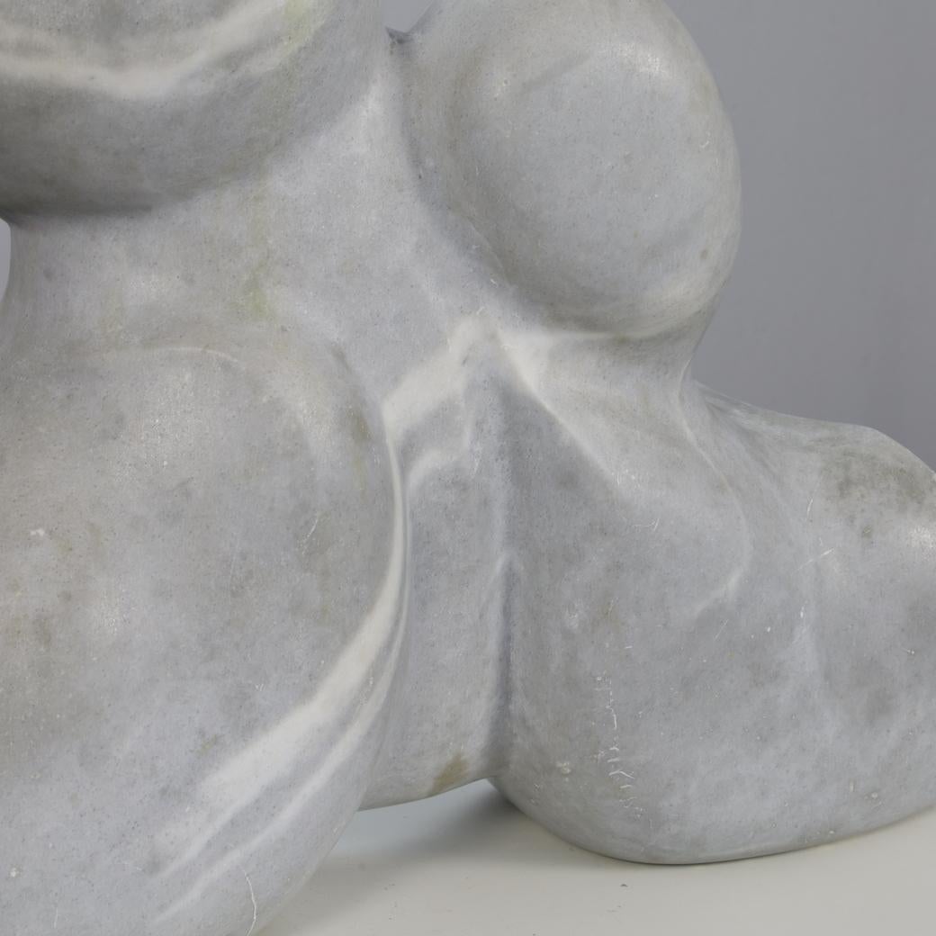 Marbre Mère et Child - Sculpture en marbre de Mario Orsogna en vente