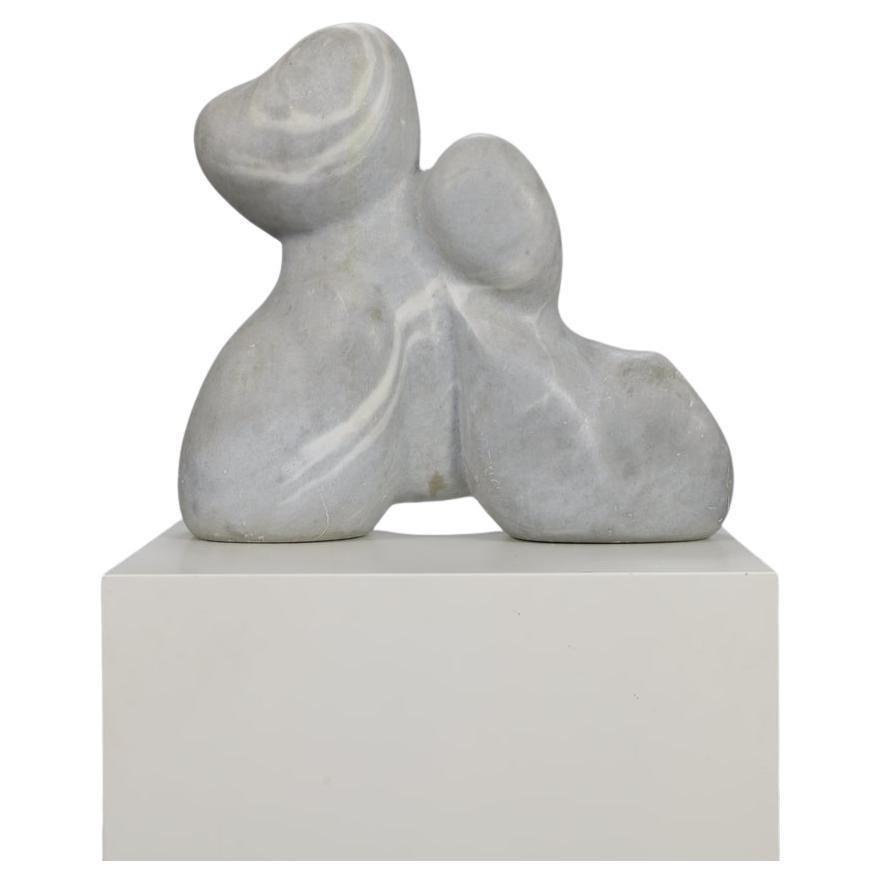 Mère et Child - Sculpture en marbre de Mario Orsogna