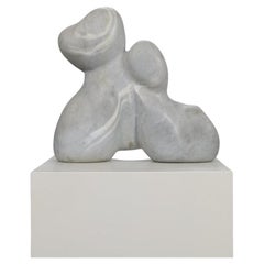 Mère et Child - Sculpture en marbre de Mario Orsogna