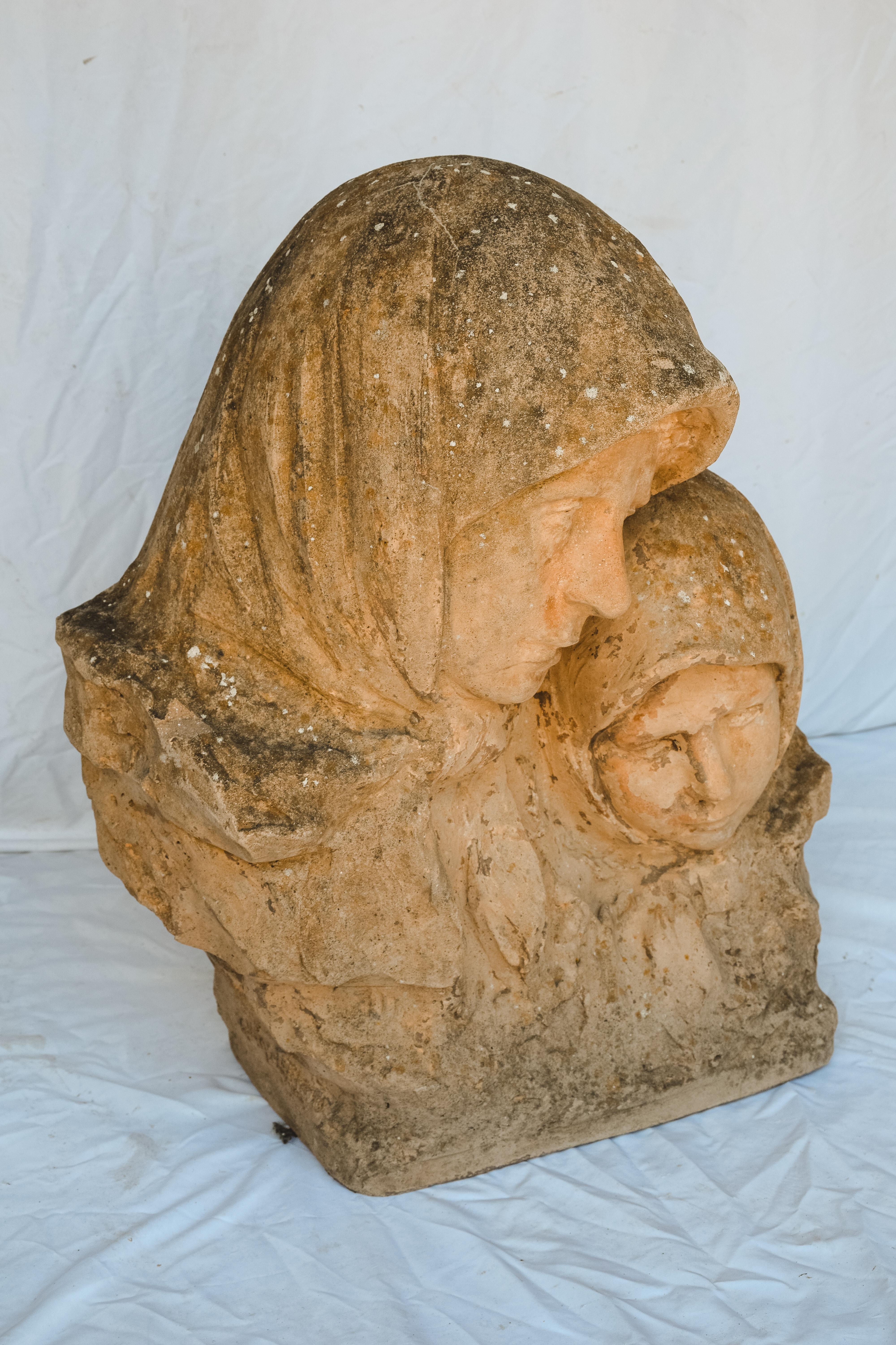 Statue von Mutter und Kind (Französisch) im Angebot